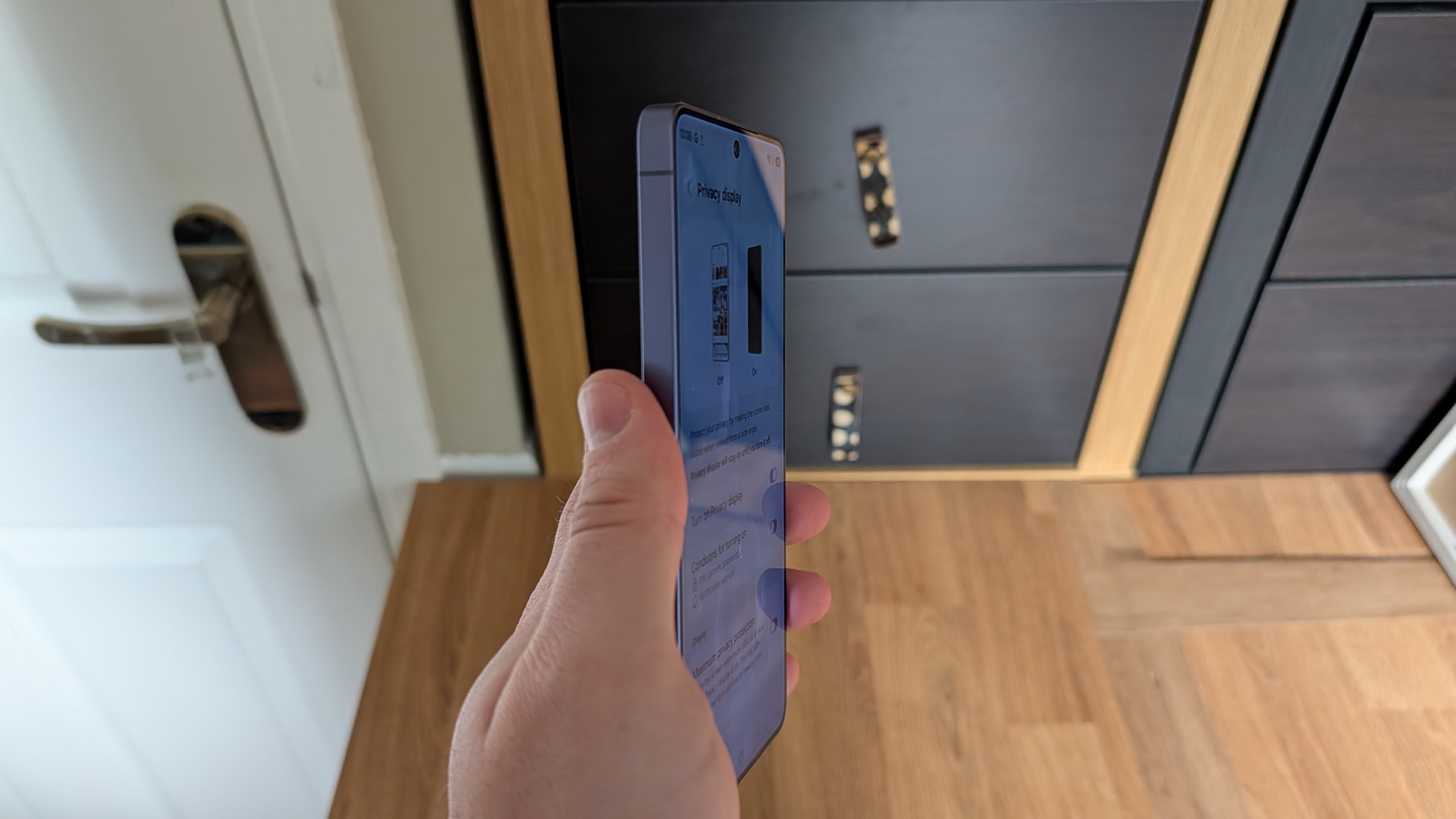 תצוגת פרטיות אולטרה של samsung galaxy s26 עם בהירות מרבית