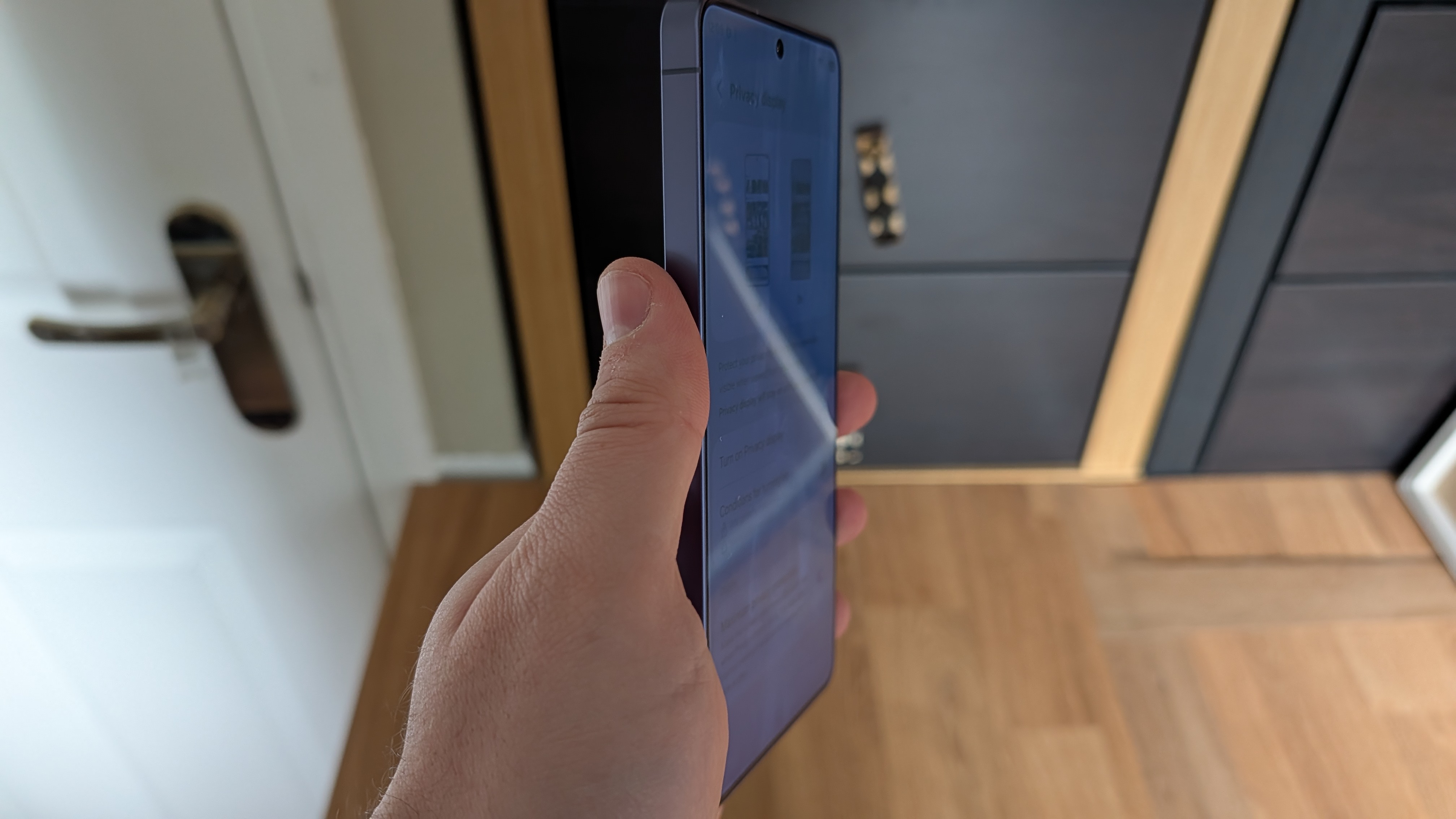 תצוגת פרטיות אולטרה של samsung galaxy s26 עם בהירות מרבית