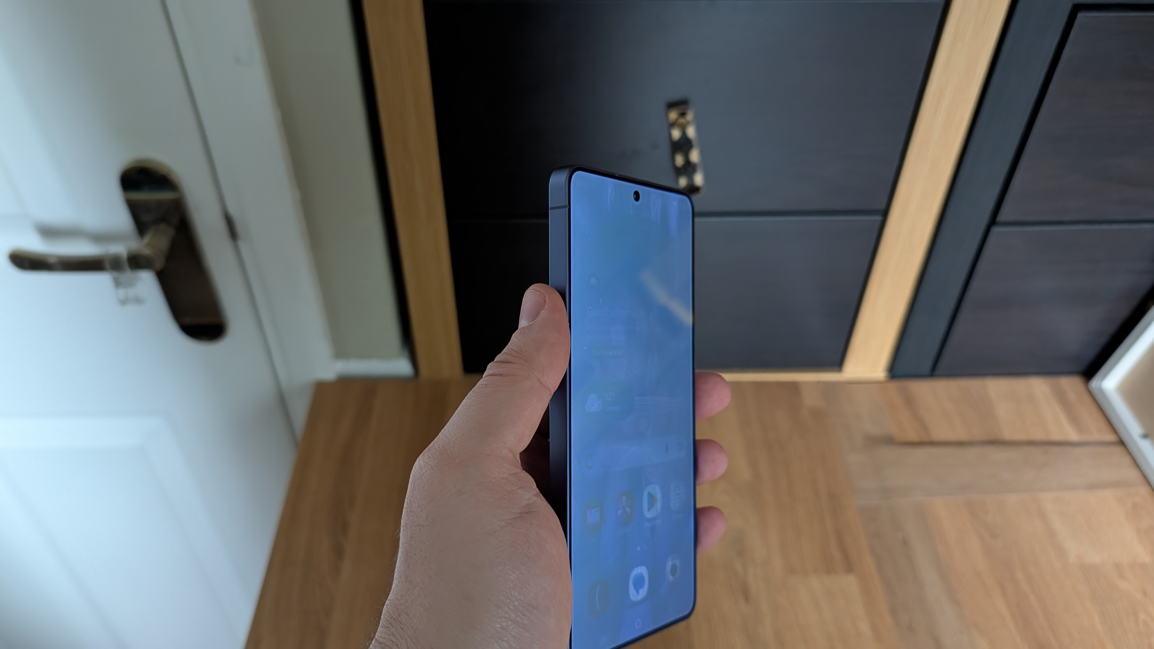 תצוגת פרטיות אולטרה של samsung galaxy s26 ב-50% בהירות