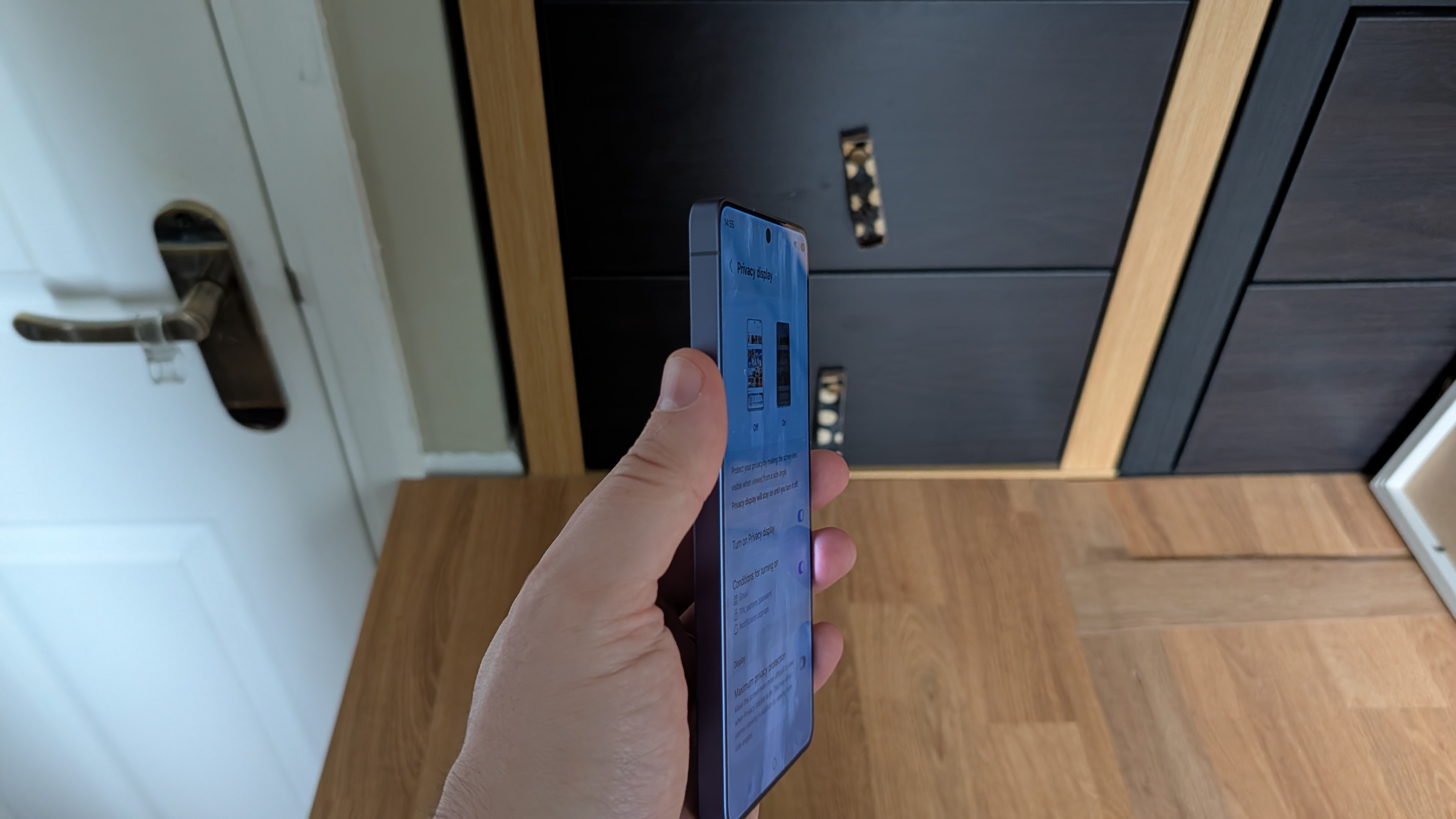 תצוגת פרטיות אולטרה של samsung galaxy s26 ב-50% בהירות