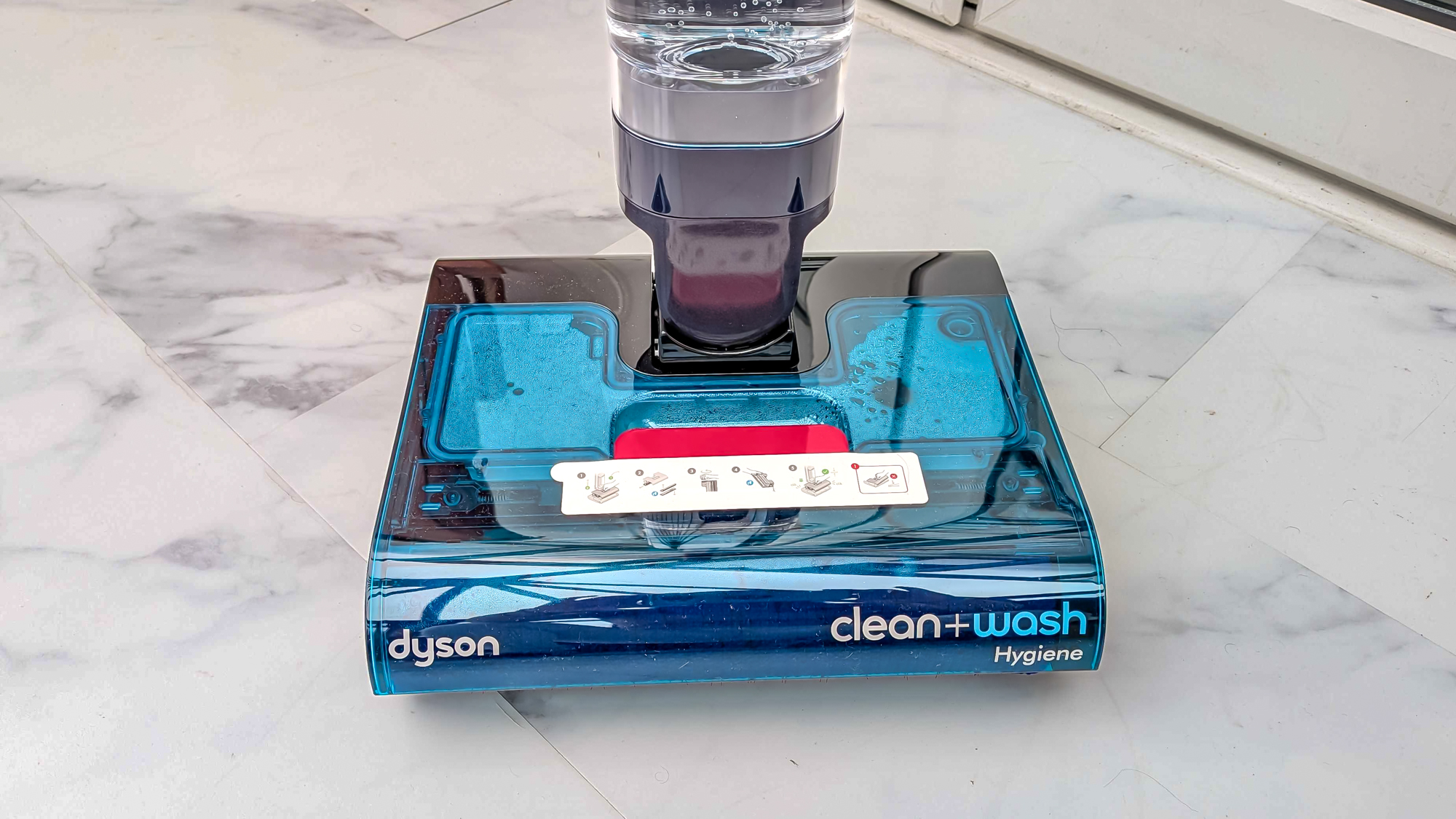 Dyson Clean + Wash Hygiene מים מלוכלכים בראש הרצפה
