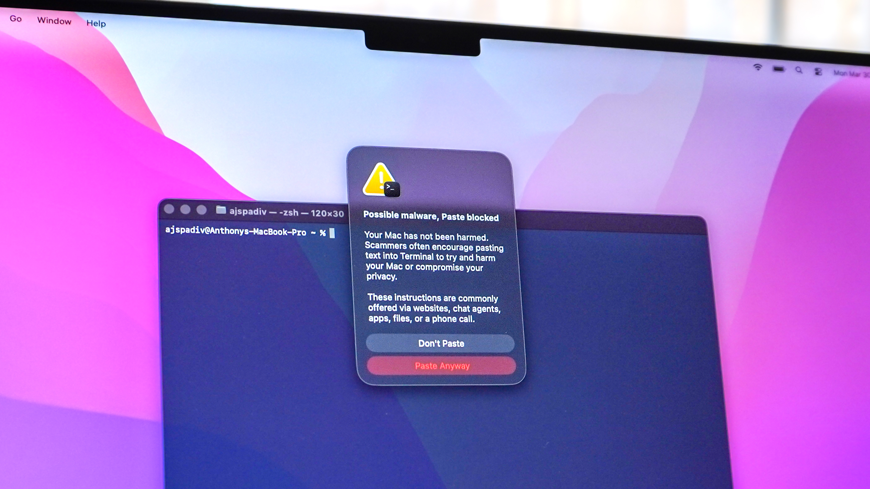 תמונה של הודעת האזהרה החדשה של אפל שצצה כשאתה מנסה להדביק בטרמינל ב-macOS 26.4 ב-MacBook