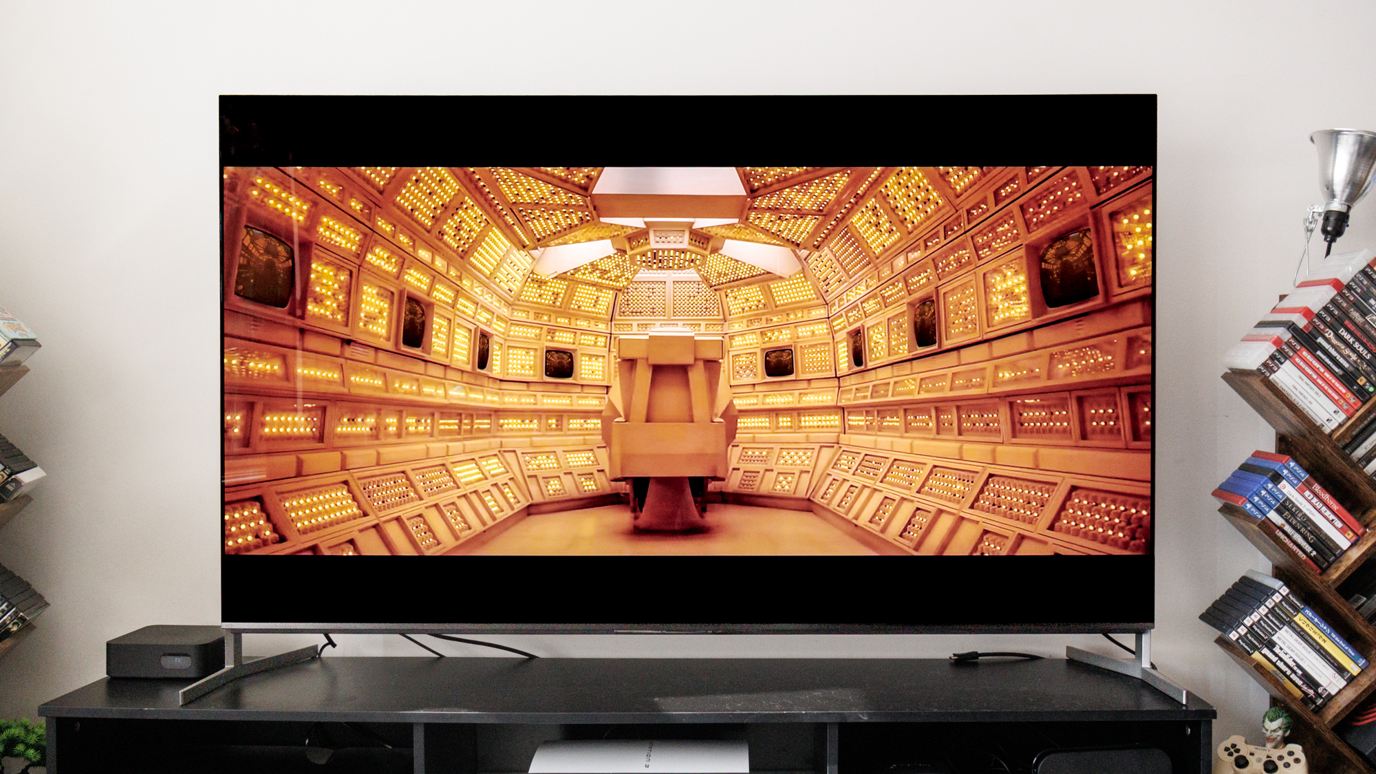 Sony Bravia 8 II על מעמד טלוויזיה