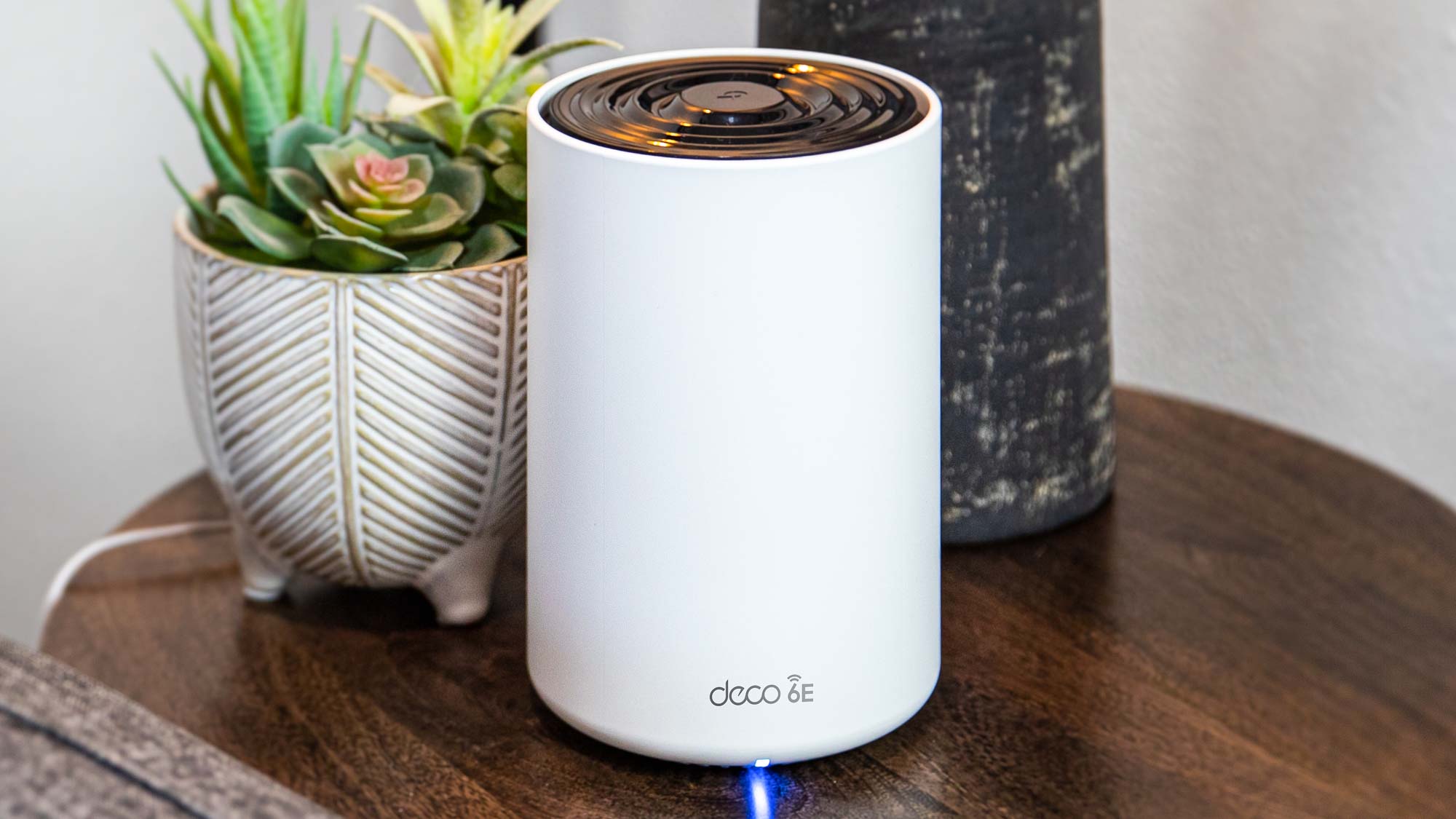 TP-Link Deco XE75 על שולחן העבודה