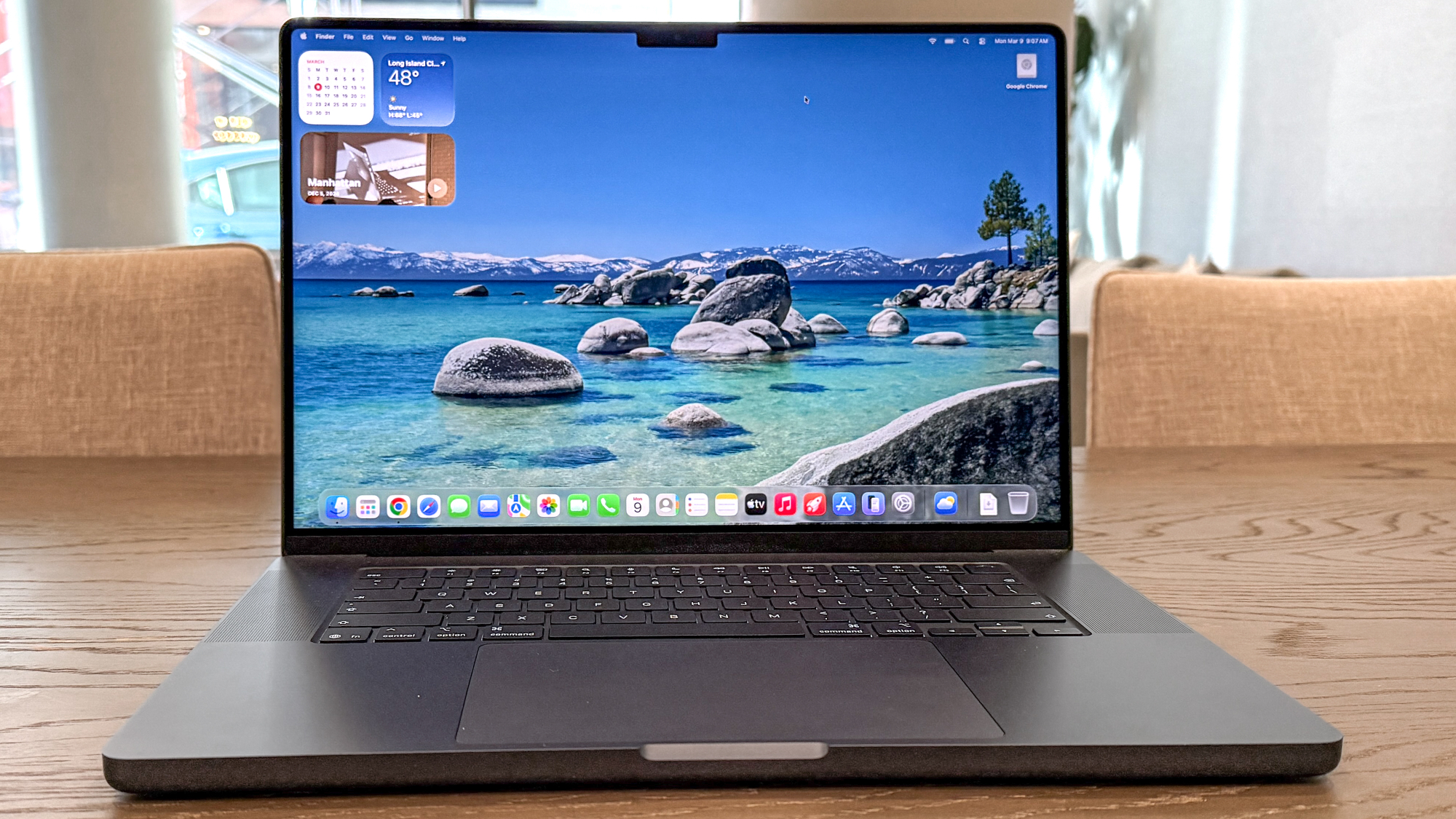 MacBook Pro 16 אינץ' M5 Pro על שולחן