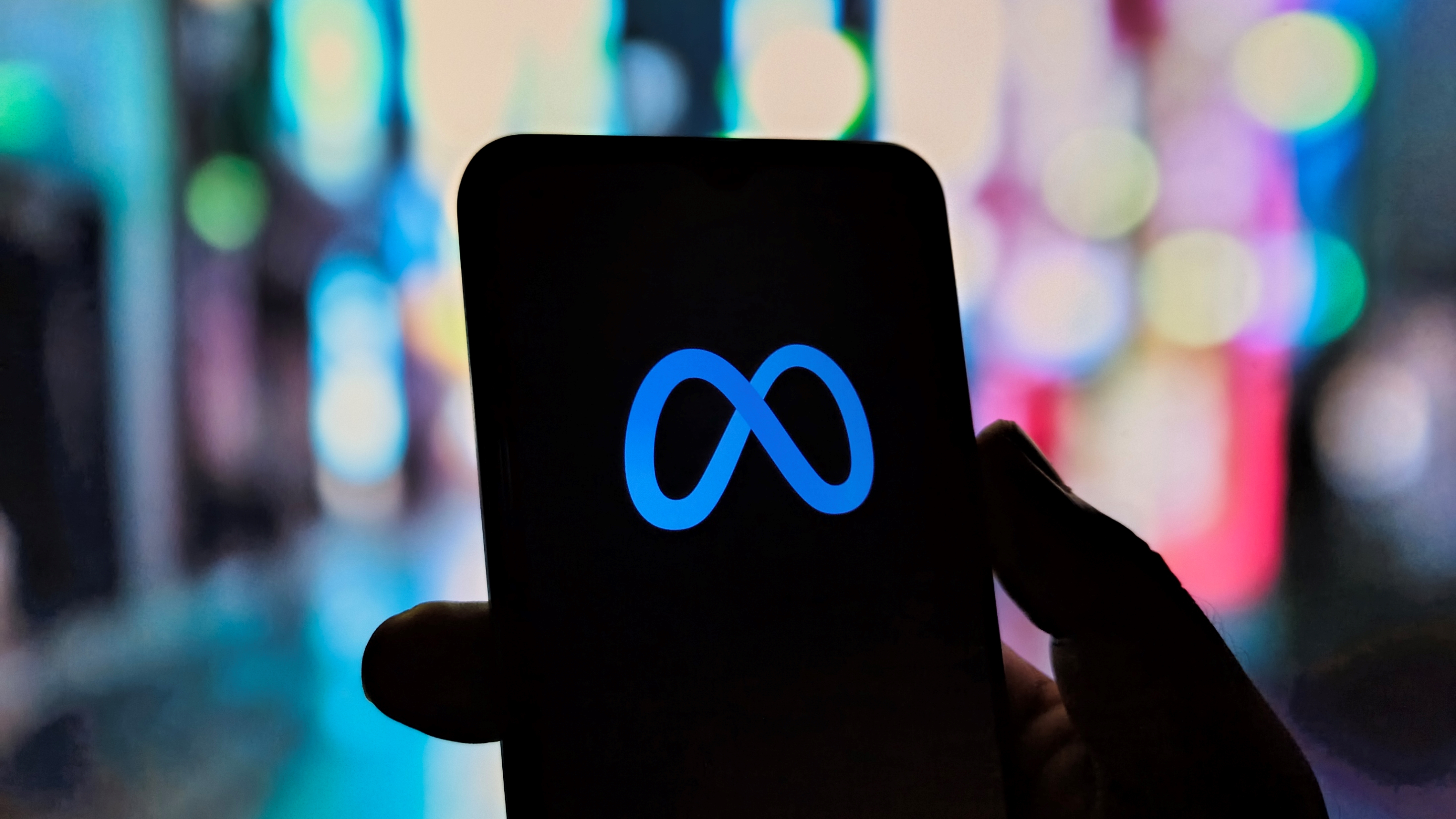 זה ממחיש קישוריות דיגיטלית עם מכשיר נייד, תוך הדגשת פלטפורמת Meta, מסמן תקשורת מודרנית, מציאות מדומה ומעורבות במטא-וורס. נתפס ב-13 ביולי 2025; Shutterstock ID 2652715669; הזמנה_רכש: -; עבודה: -; לקוח: -; אַחֵר: