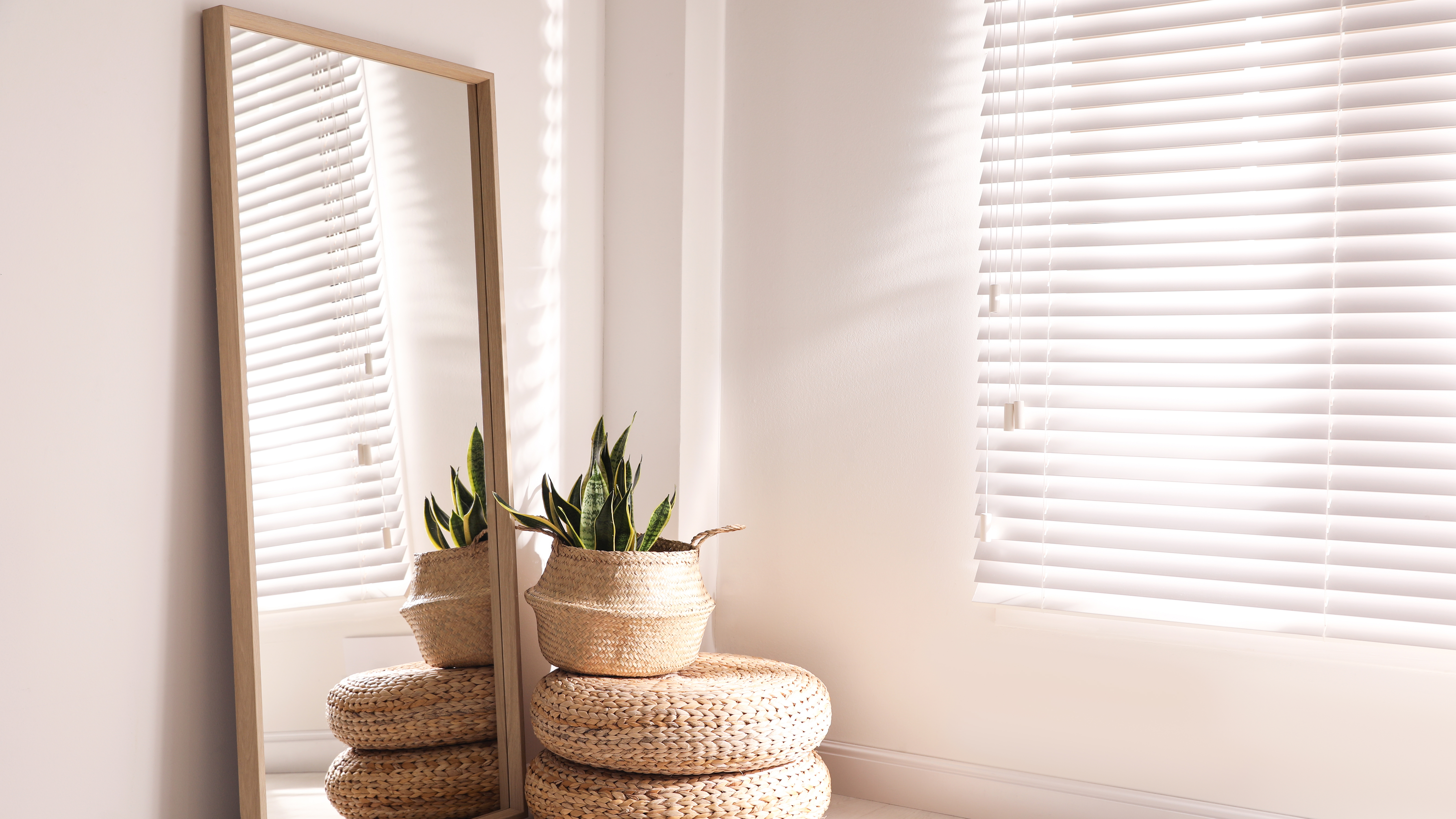 מראה גדולה בסלון