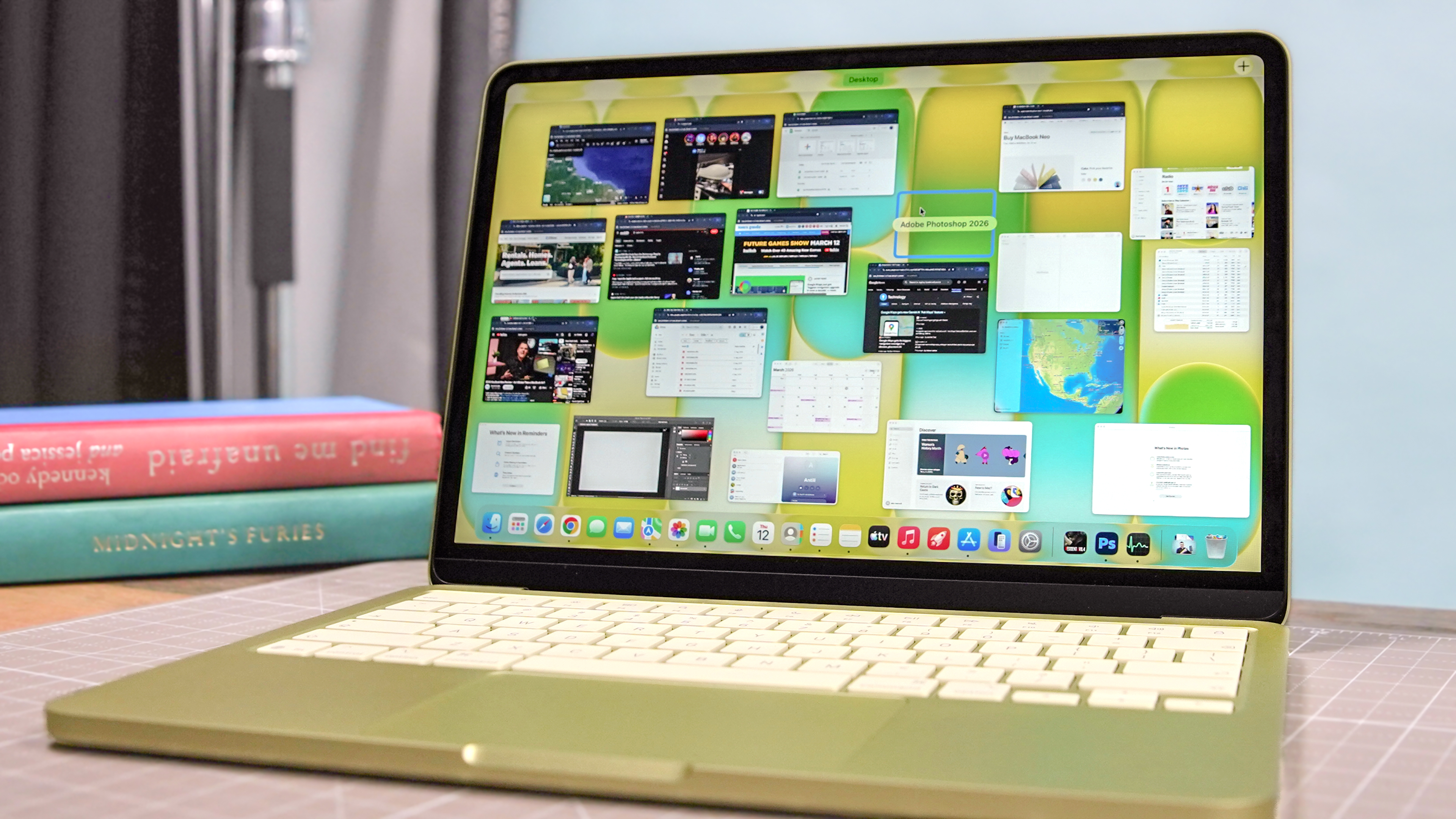 MacBook Neo פתוח על שולחן