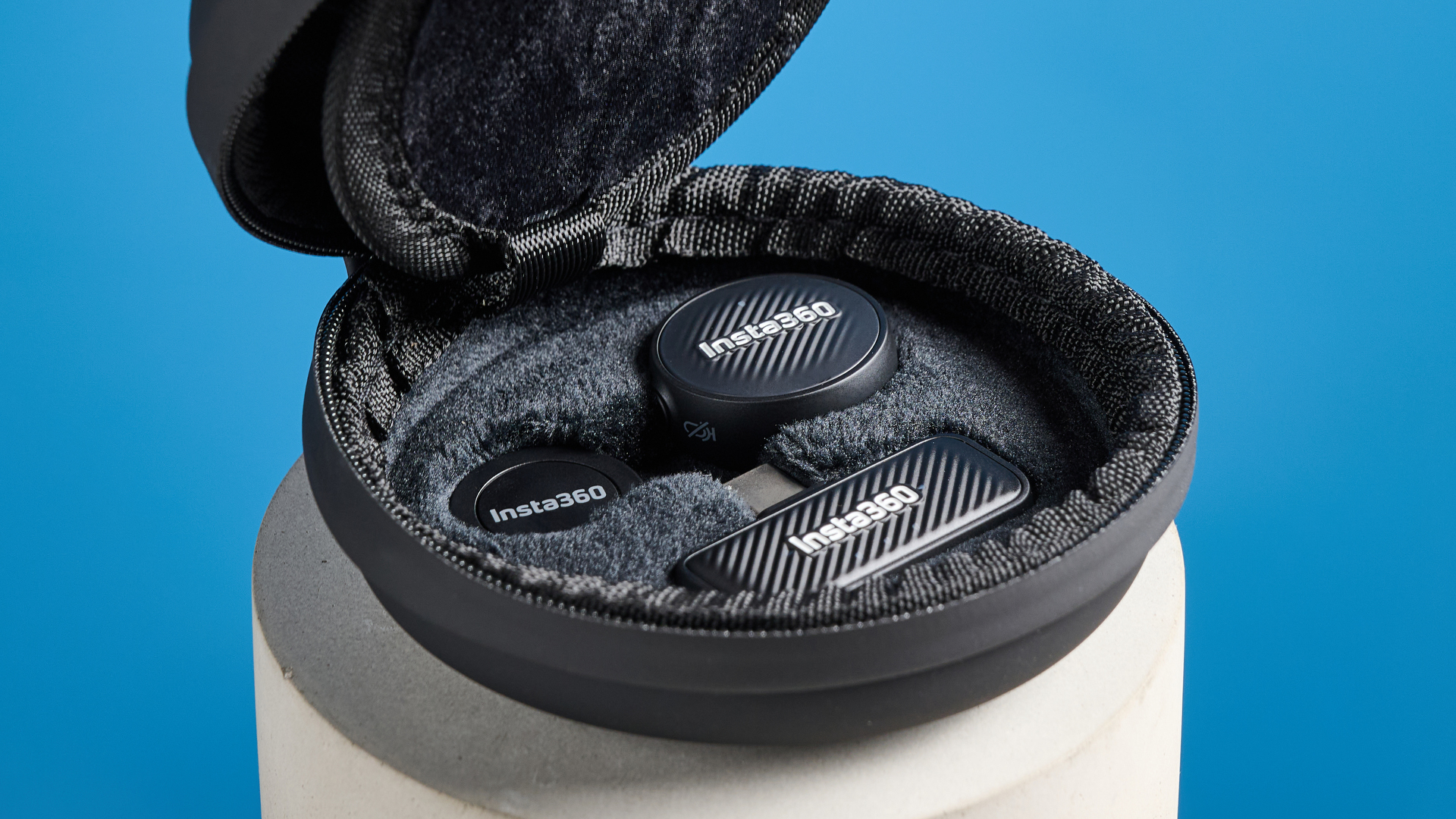 Insta360 Mic Air צולם על רקע כחול