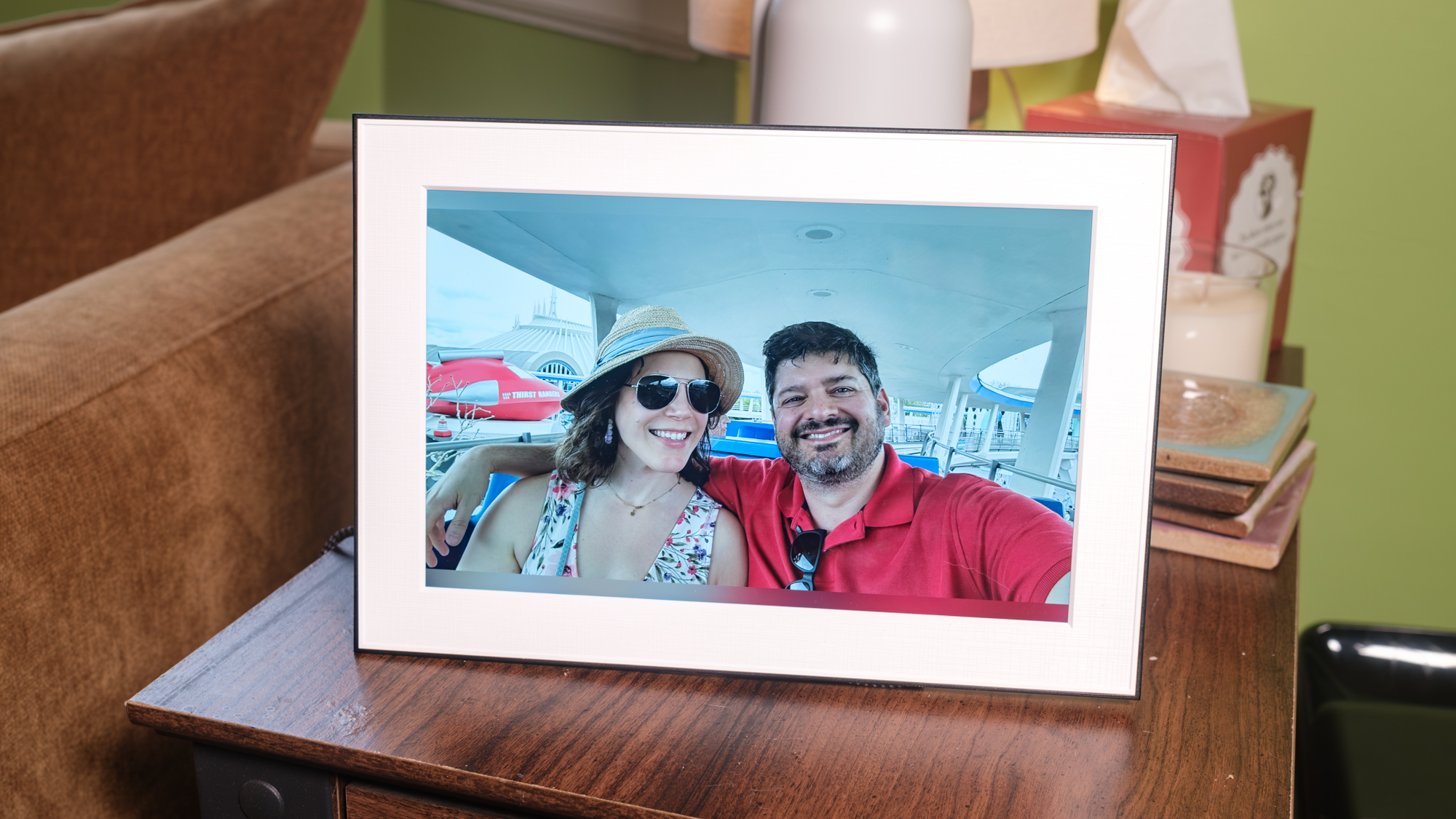 מסגרת קסם של Homture על שולחן צד