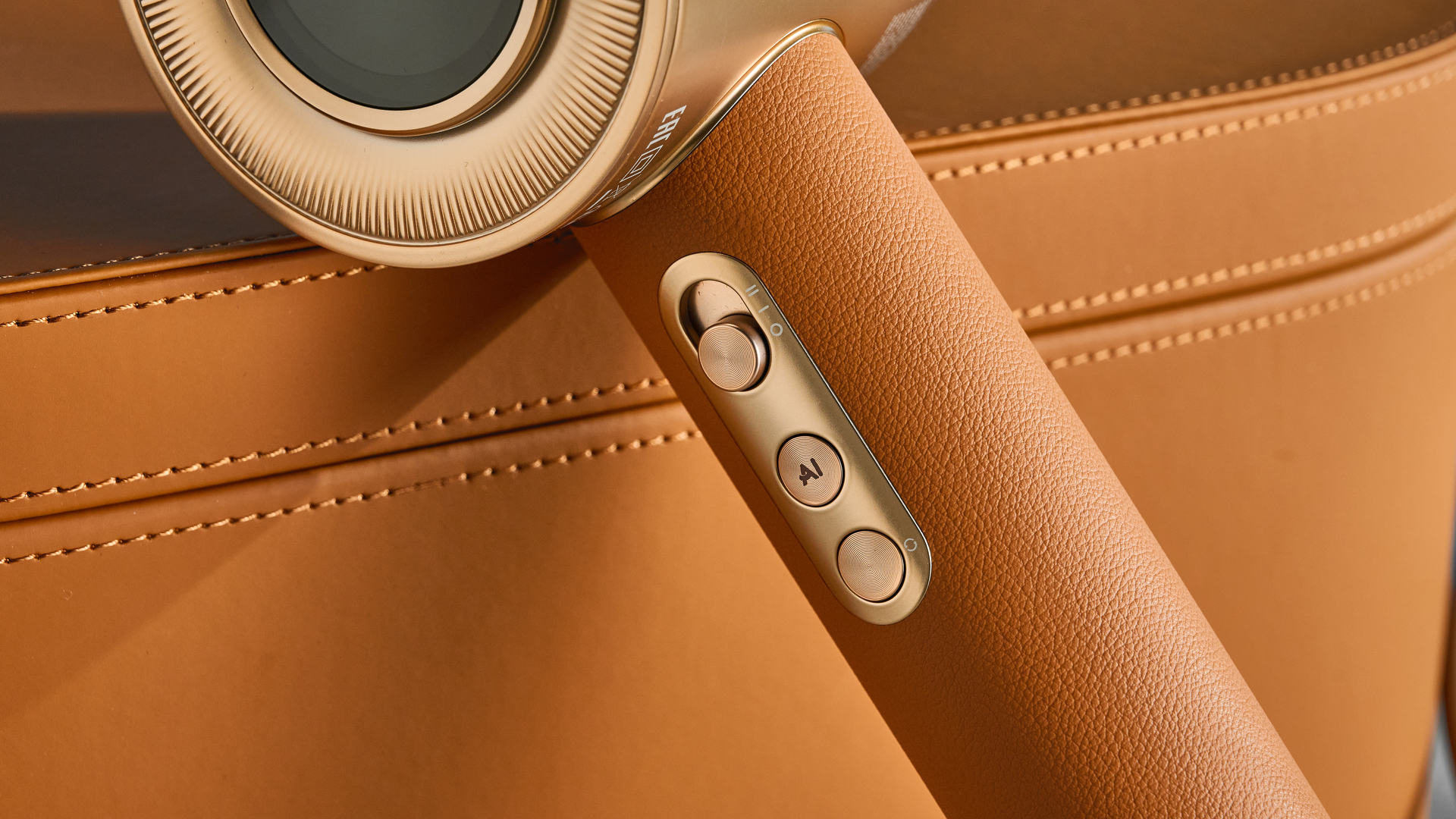 מייבש השיער dreame miracle pro בצבע זהב המציג את קופסת האחסון על רקע המדריך הכחול, עם ארבע חרירי החיבור כולל שתי פיות ייבוש, מפזר, והאיילוף המעופף