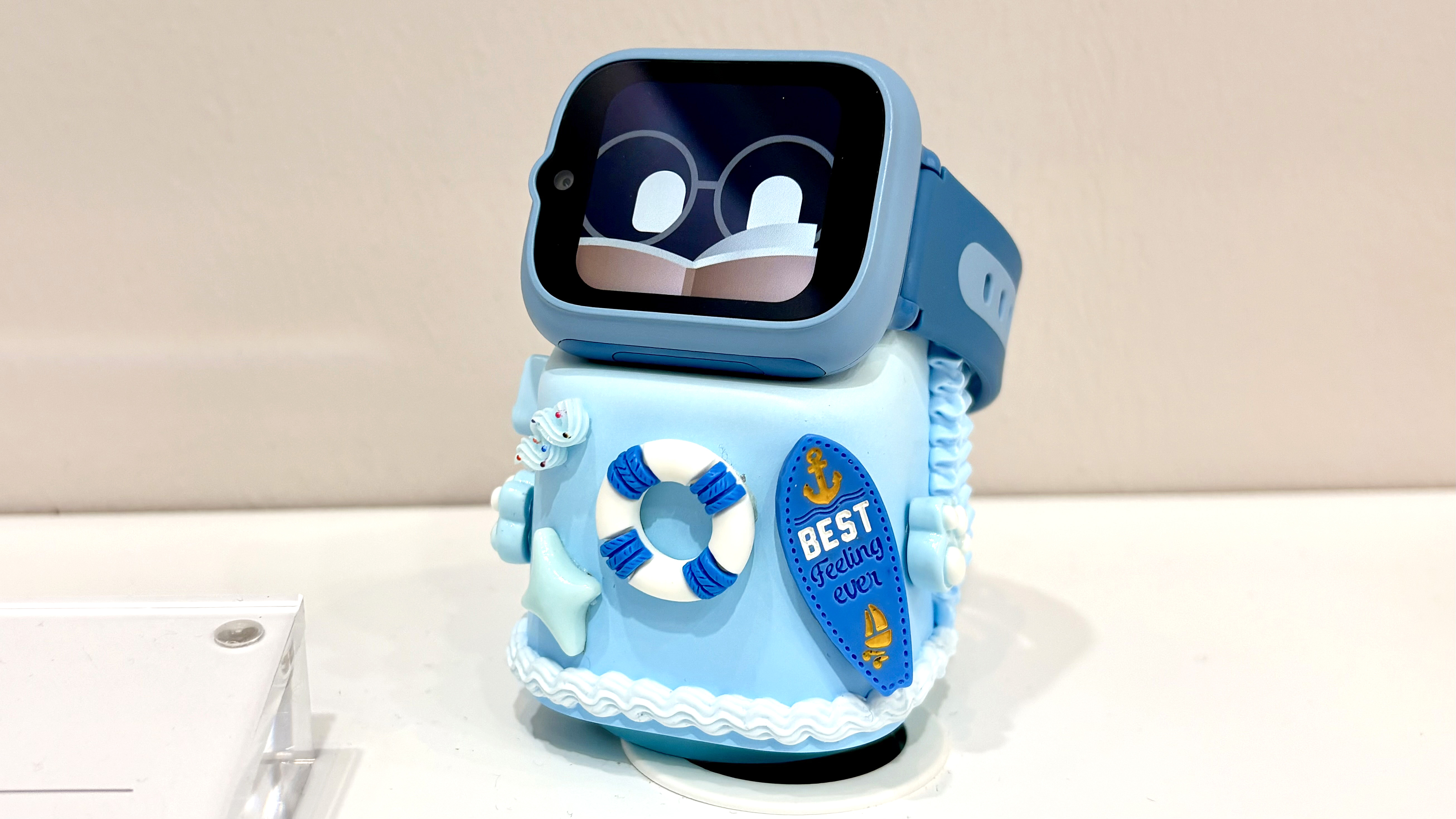 אביזר שולחני TCL Tbot ​​לשעונים חכמים של TCL לילדים