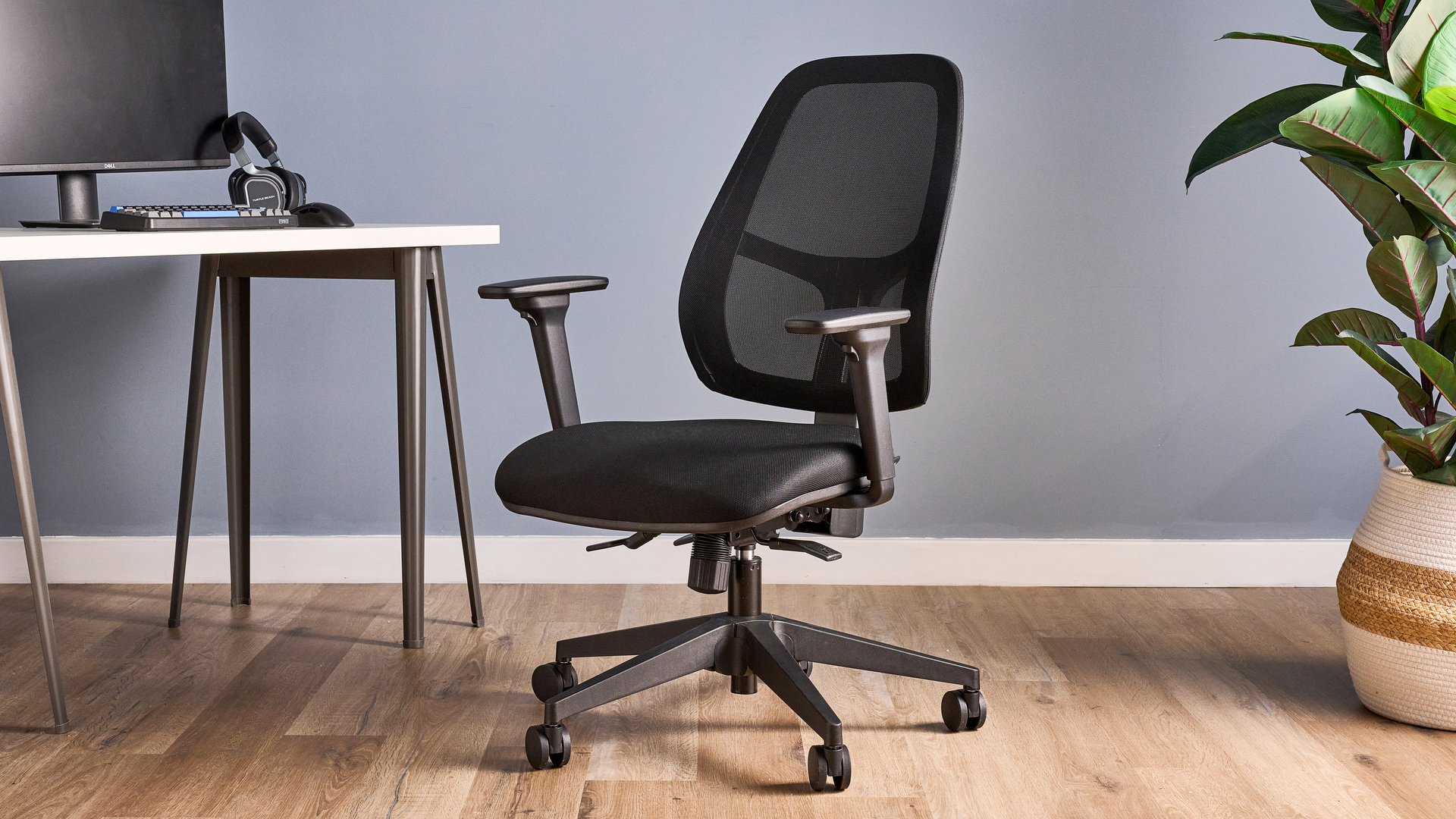 כיסא משרד ביתי Boulies OP180 מצולם מול שולחן כתיבה