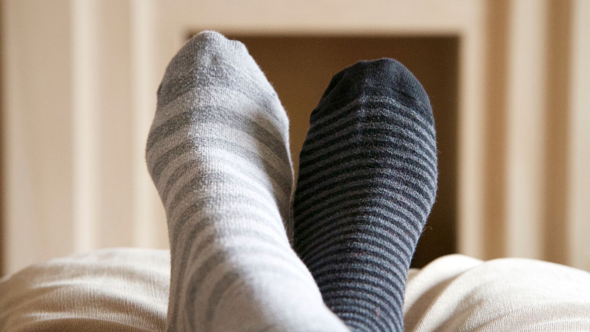 רגליים לובשות גרביים מוזרות מוגבהות לשנת צהריים מרגיעה