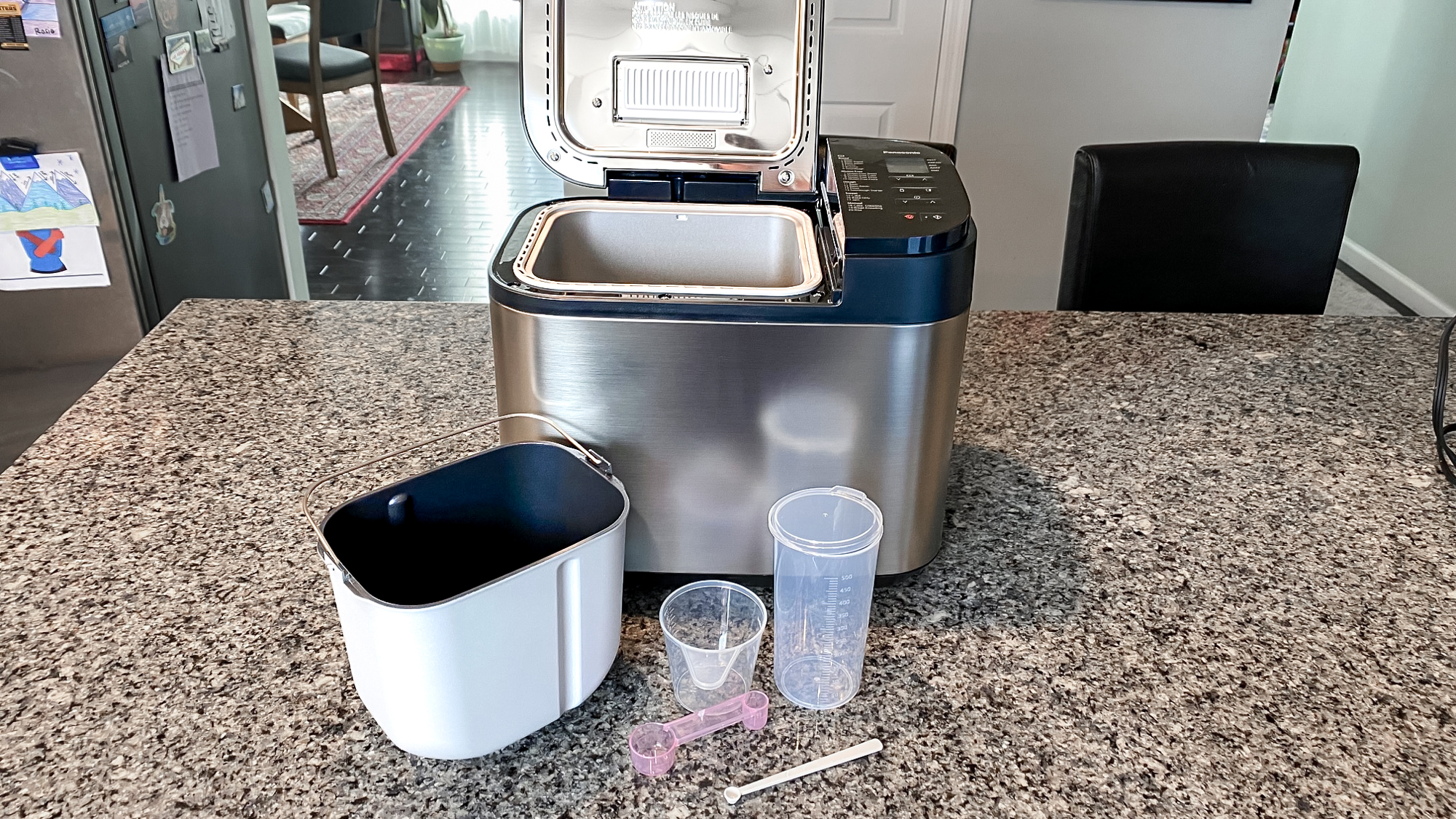 מכונת לחם אוטומטית של פנסוניק על דלפק במטבח