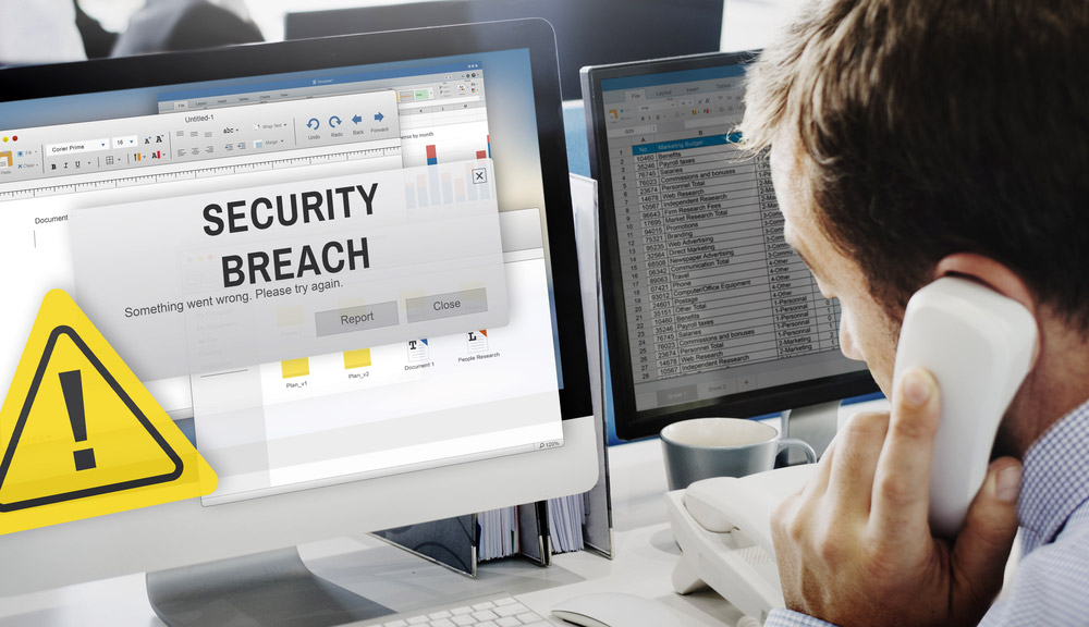 איש עסקים מבצע שיחת טלפון כמו המילים 'פרת אבטחה' צץ על מסך המחשב שלו.