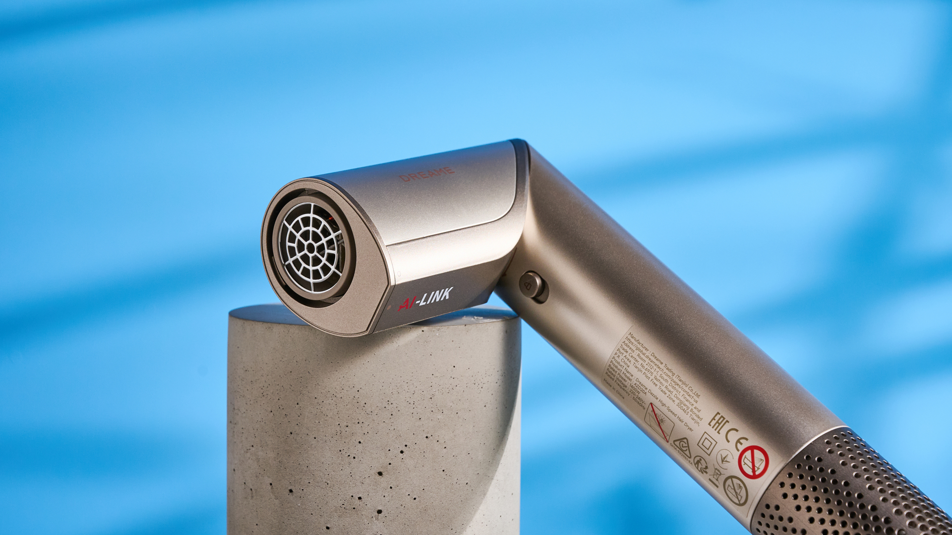 Dreame Dazzle air styler שצולם מול רקע כחול