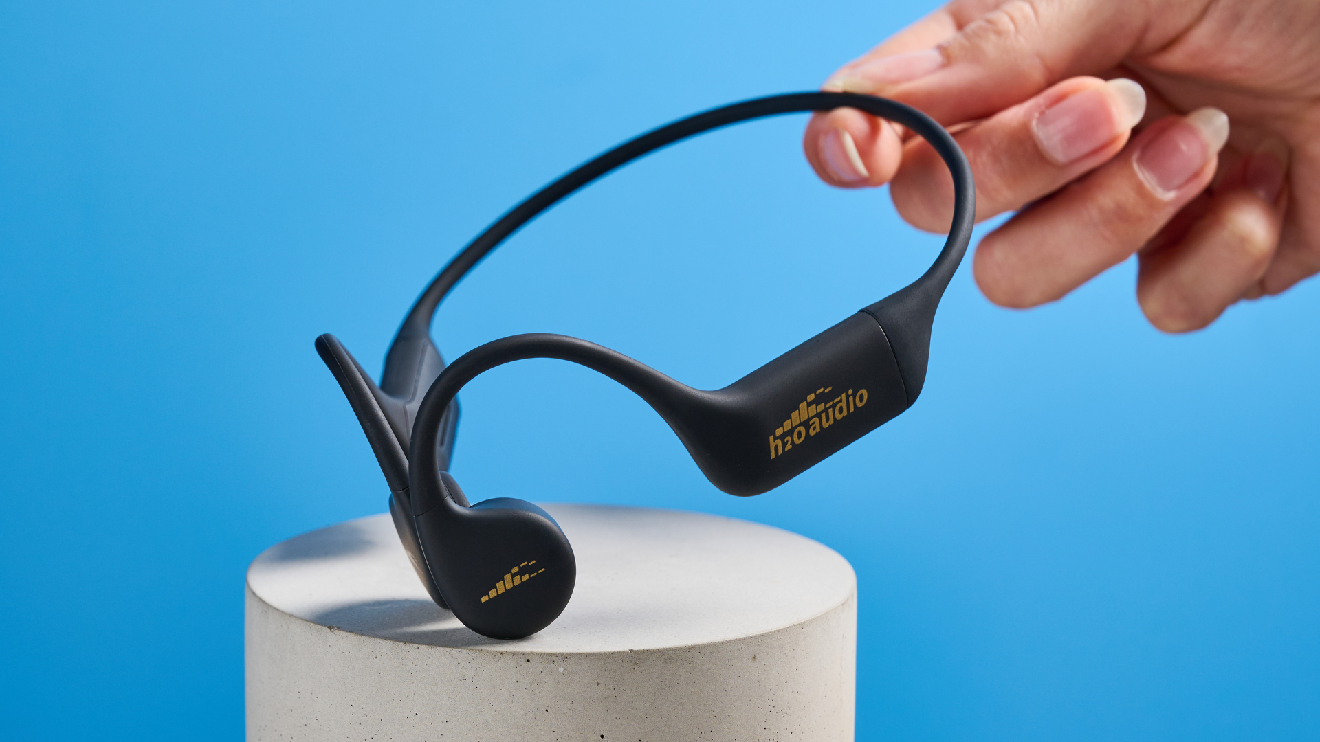 אוזניות H2O Audio TRI 2 PRO מצולמות מול רקע כחול