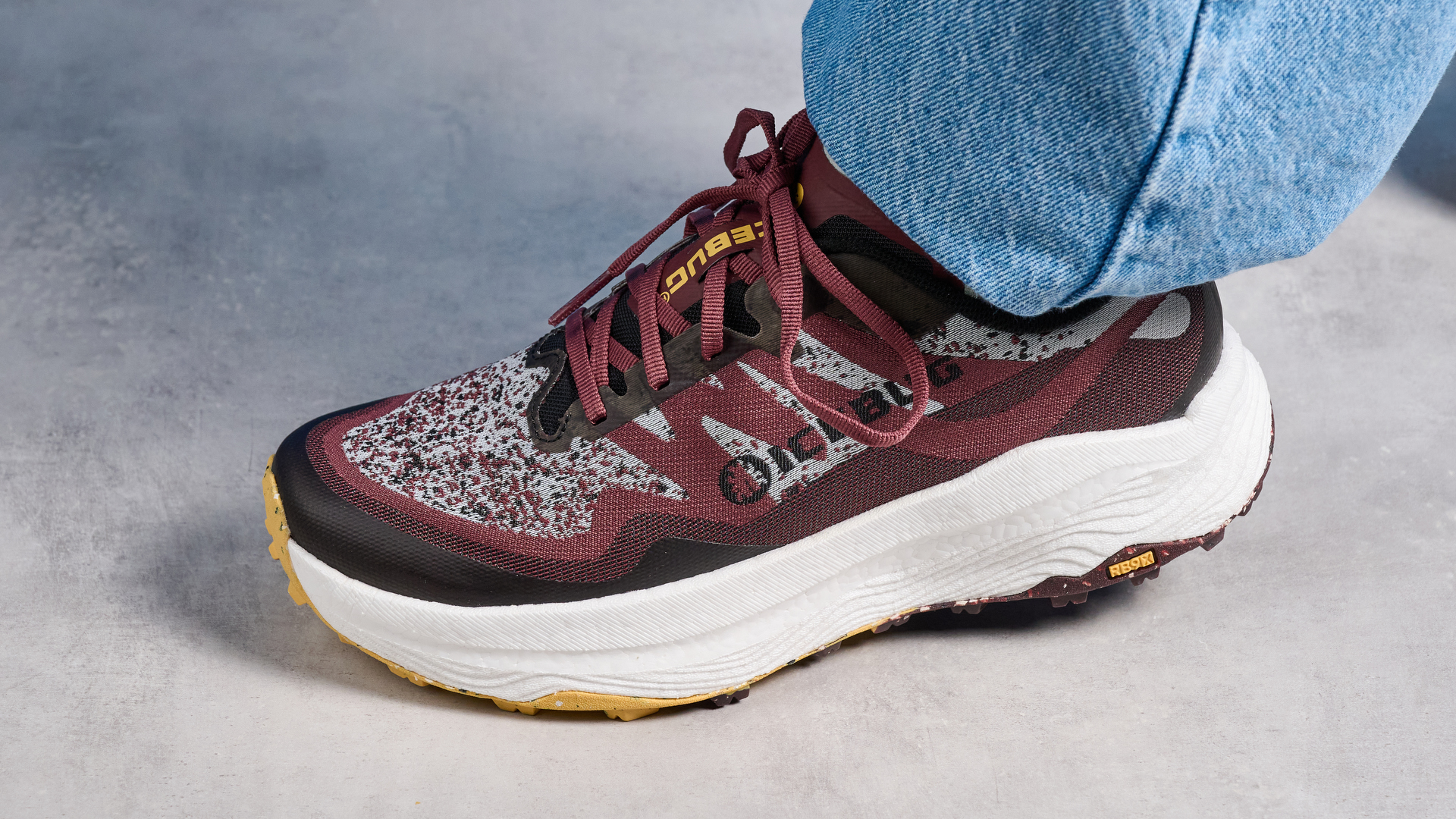 ה-icebug j&auml;rv rb9x trail נעלי ריצה בדובדבן ובננה שצולם על רקע כחול של המדריך של טום