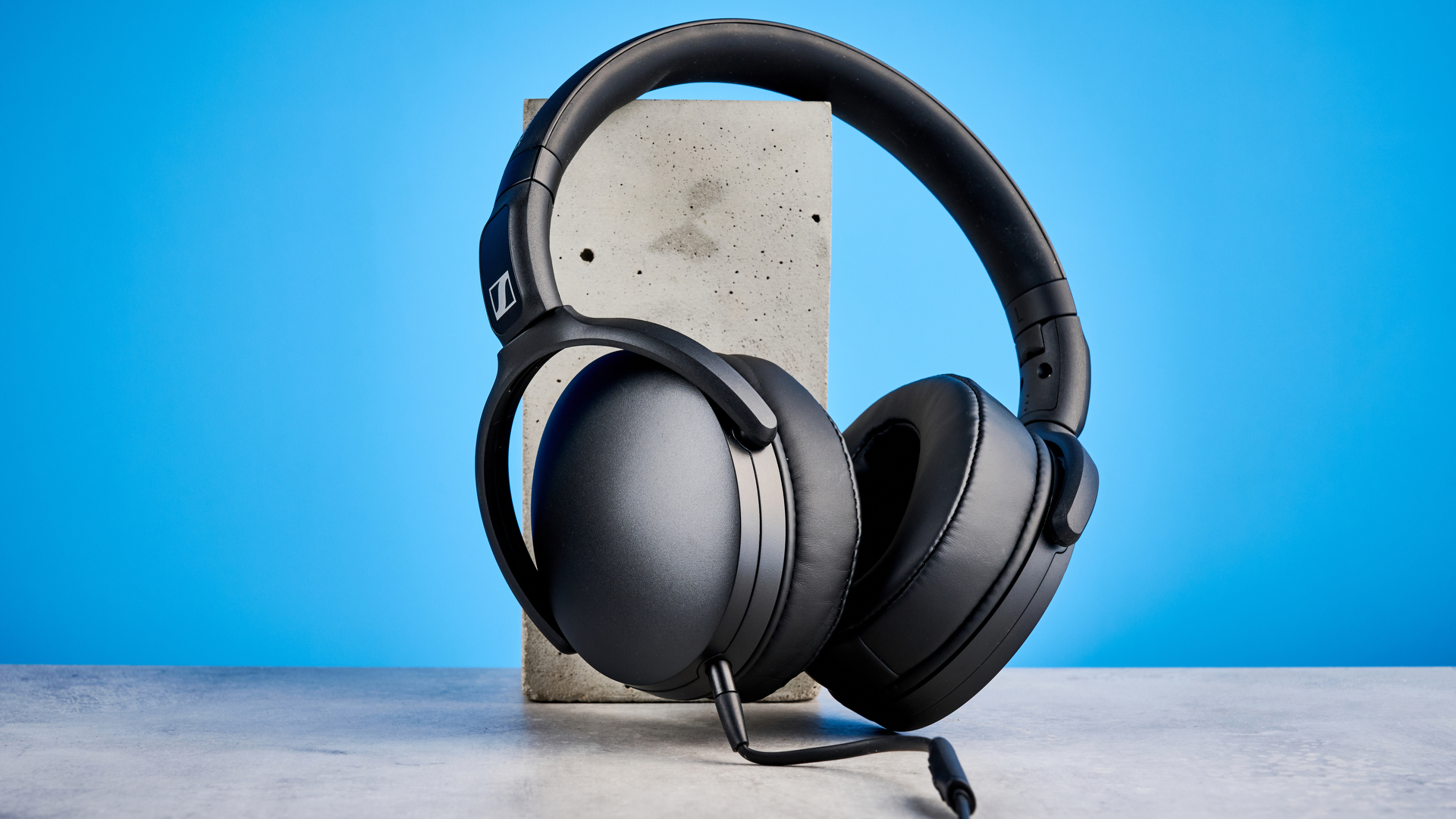 Sennheiser HD 400U על רקע מטושטש