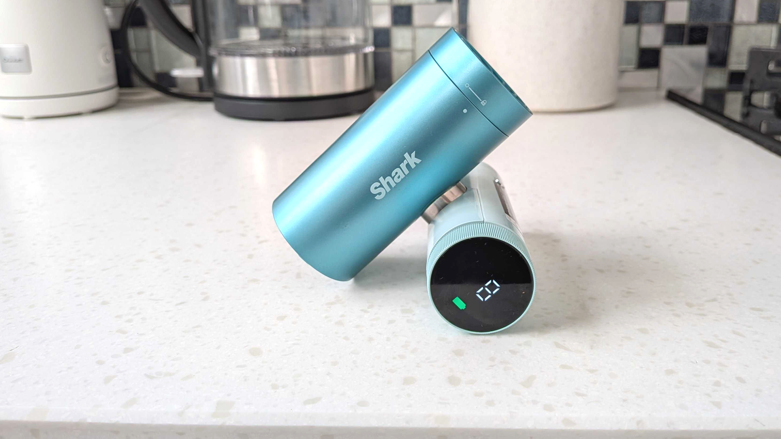 מאוורר כף יד של Shark ChillPill במטבח