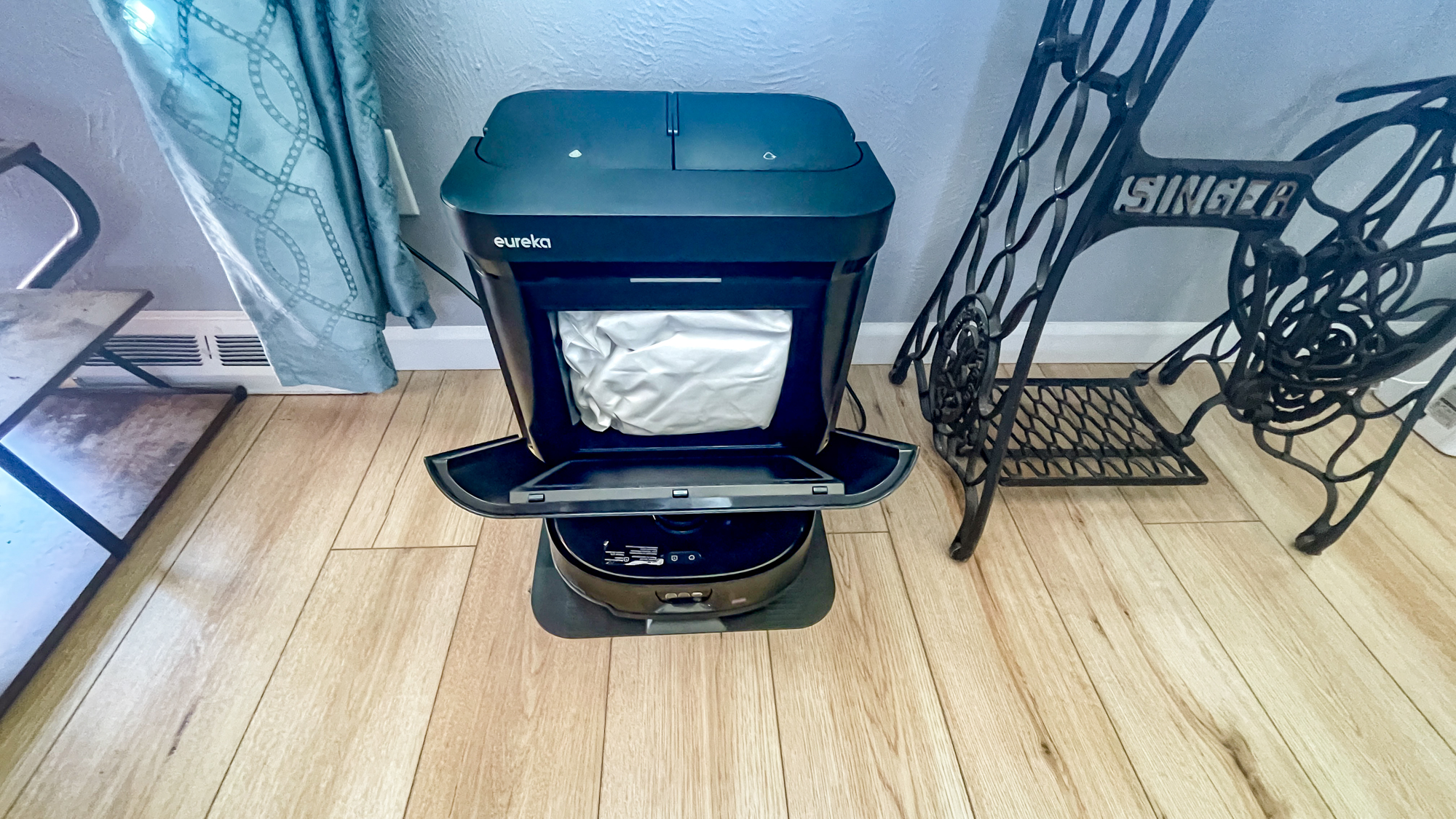 שואב רובוט Eureka J15 Max Ultra על רצפת עץ קשה