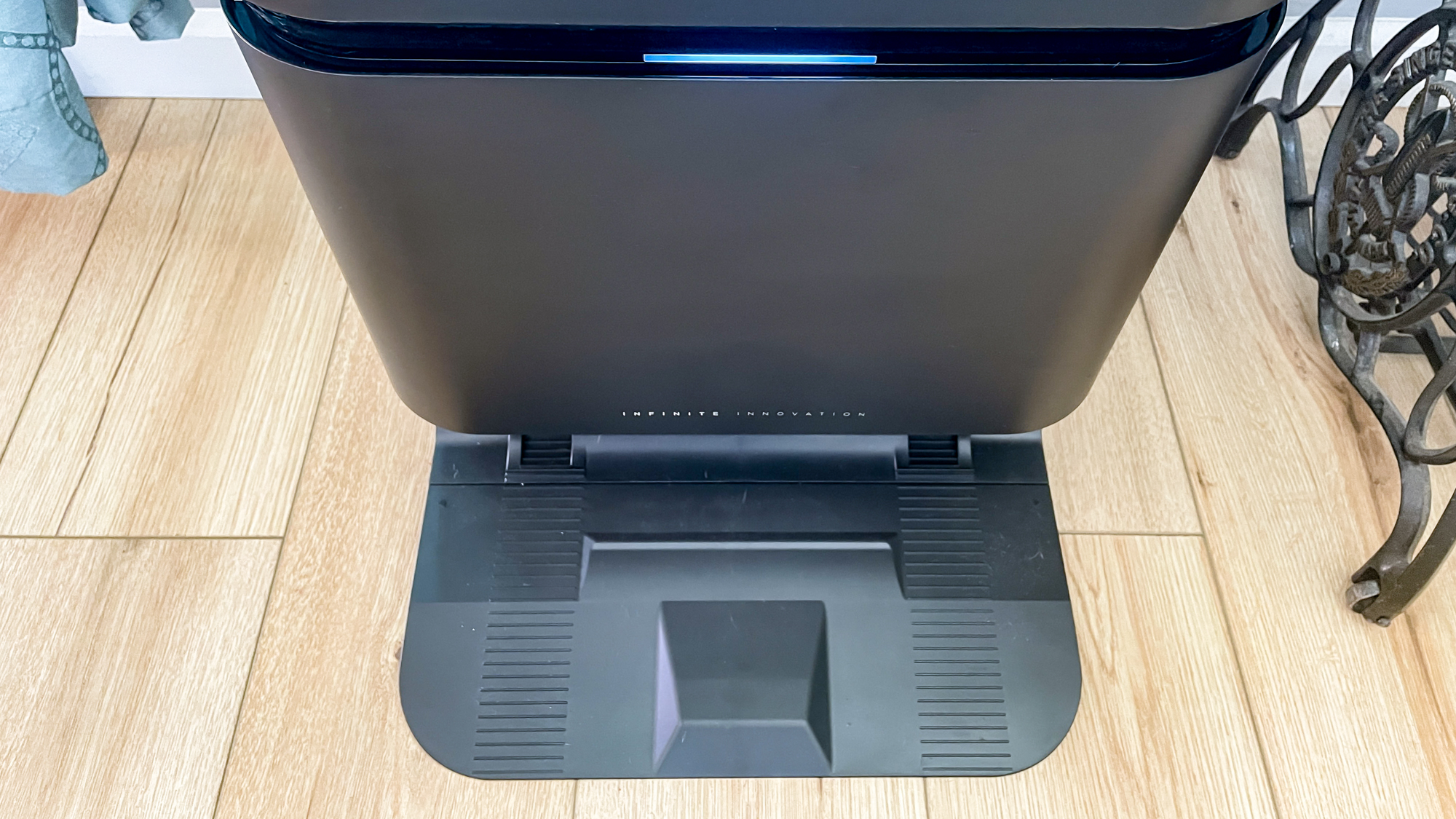 שואב רובוט Eureka J15 Max Ultra על רצפת עץ קשה