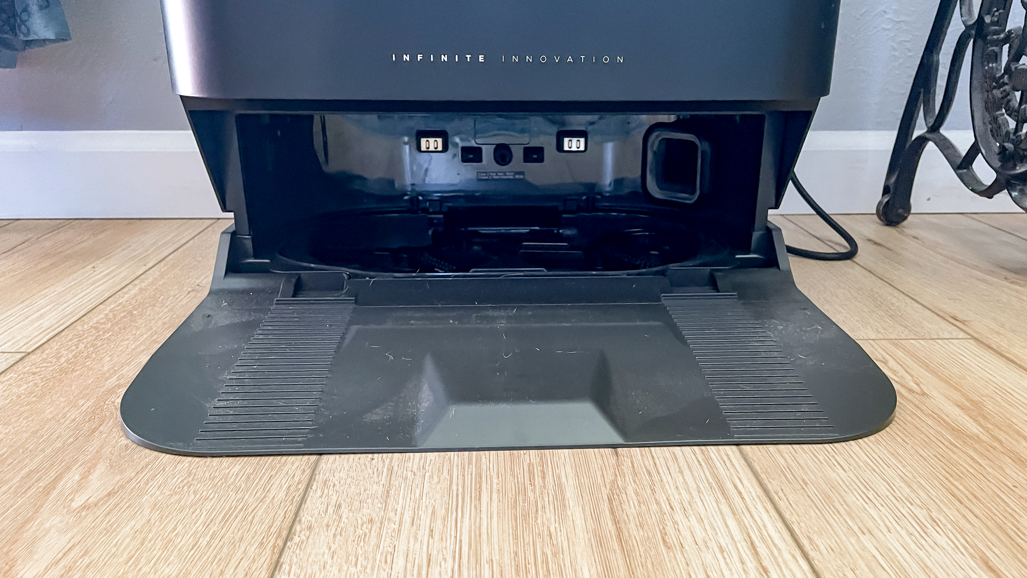 שואב רובוט Eureka J15 Max Ultra על רצפת עץ קשה