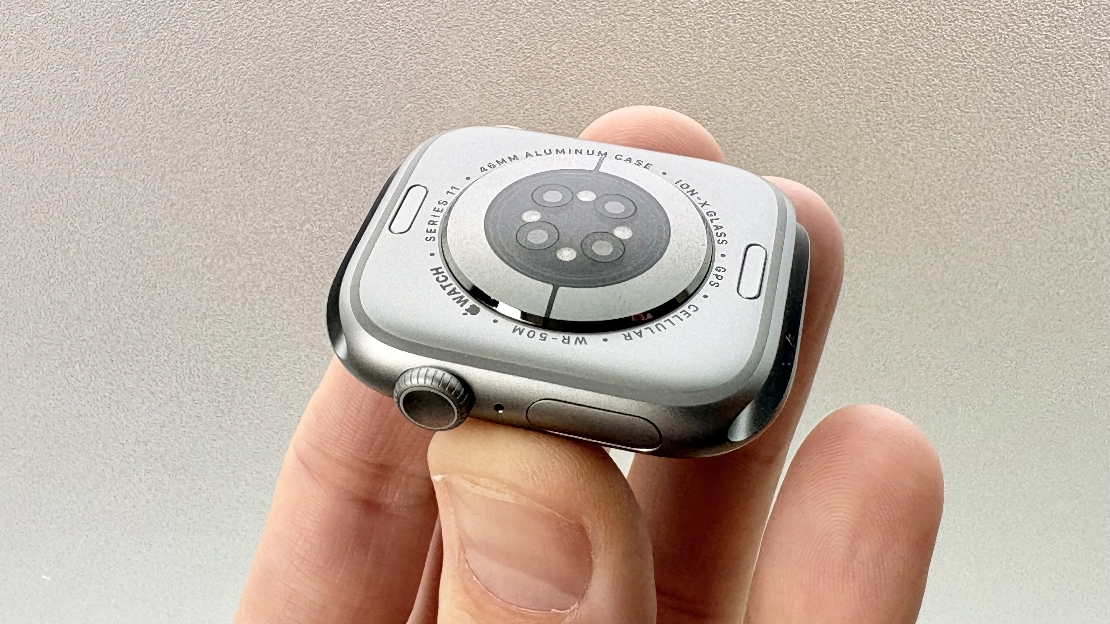 תקריב של מערך החיישנים האחורי ב-Apple Watch Series 11