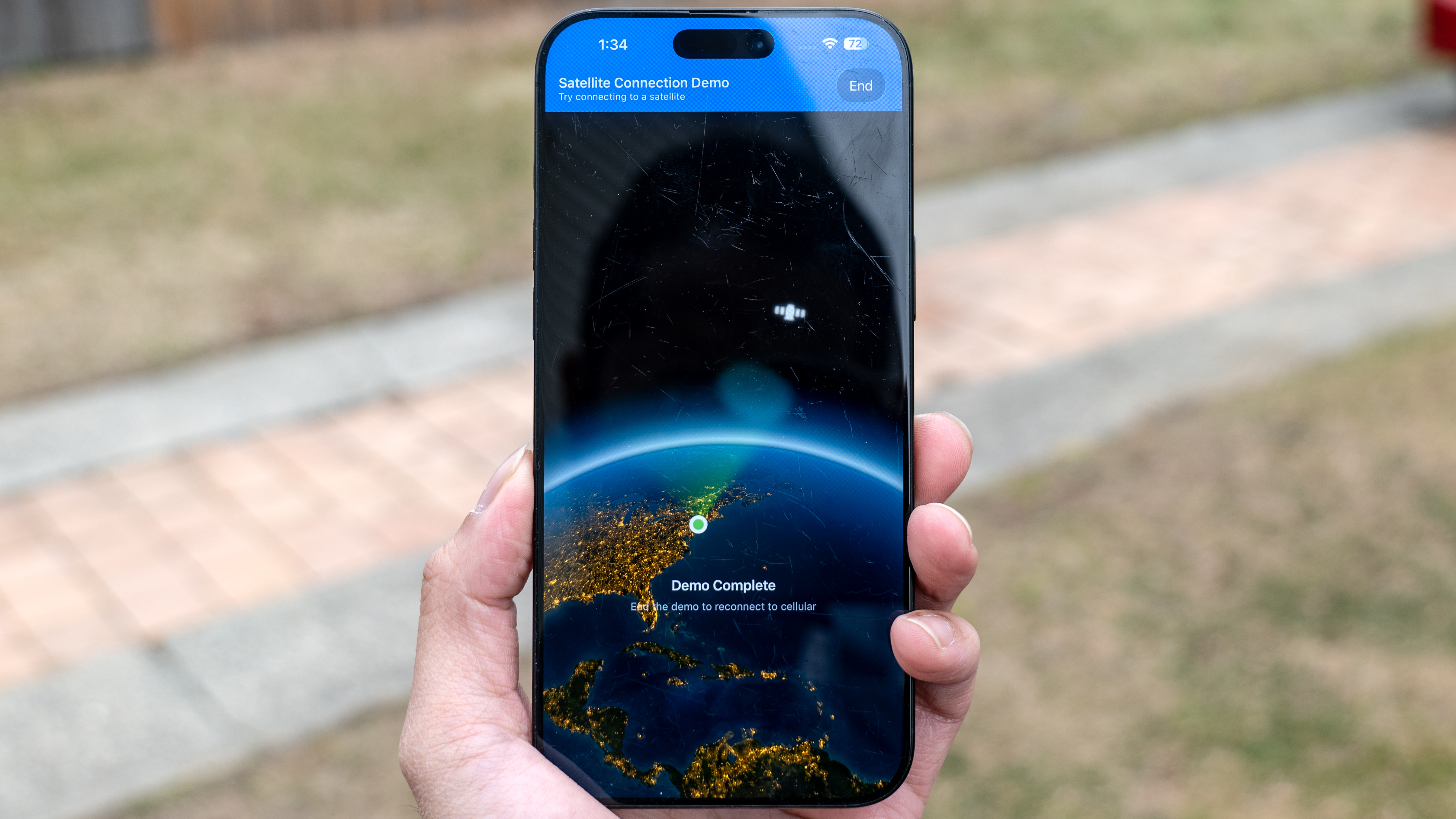 מצב iOS 26 Satellite SOS פועל באייפון.