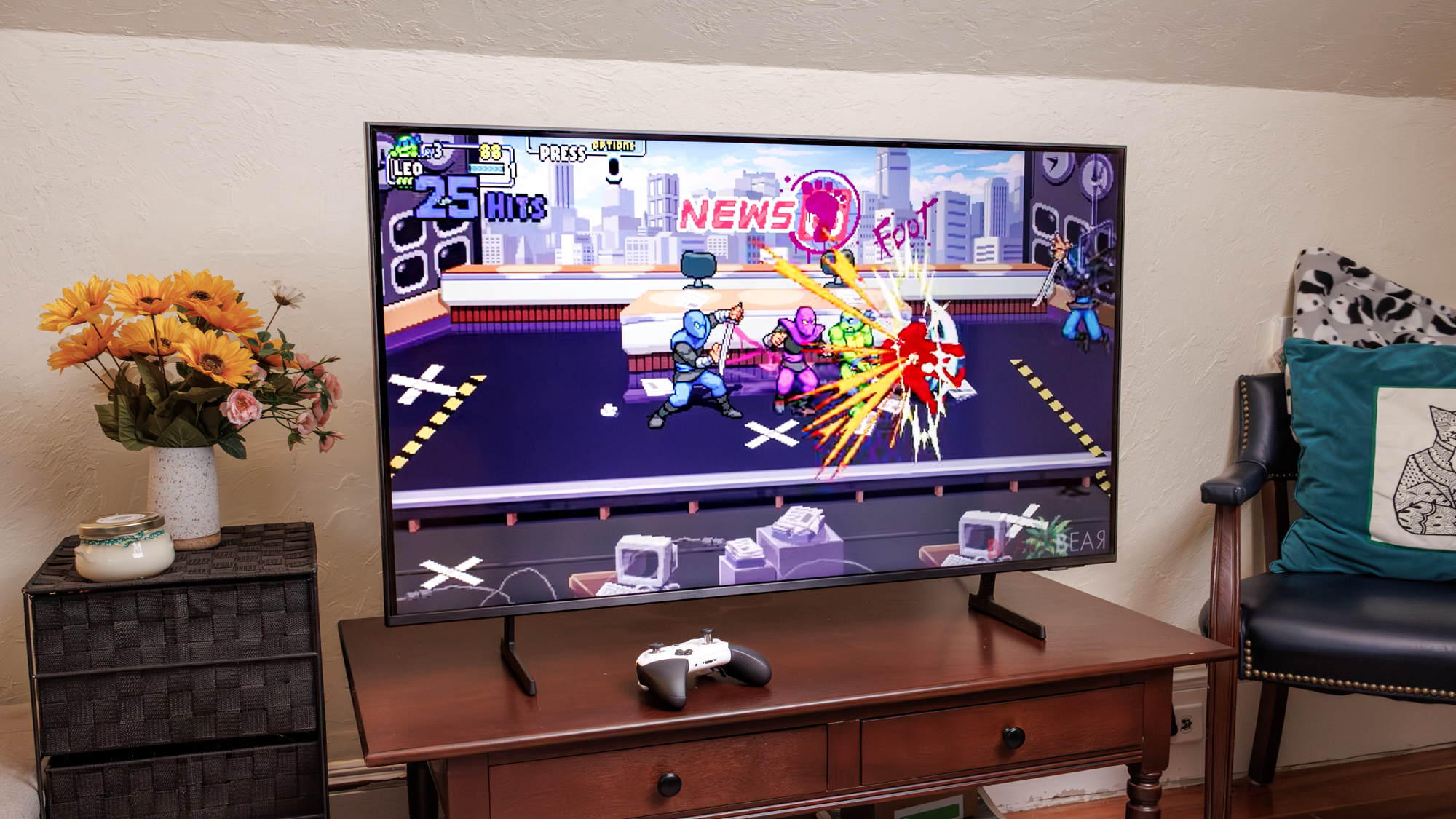 טלוויזיית Samsung Q7F QLED על שולחן צד