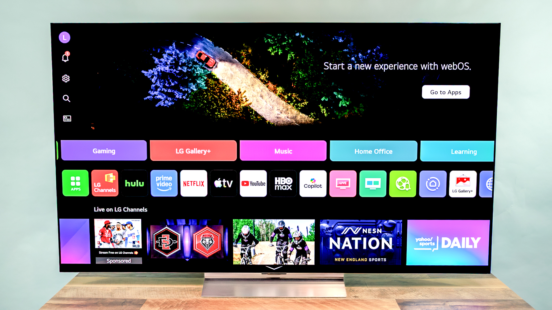 טלוויזיית LG C6 OLED מוצגת על שולחן עץ