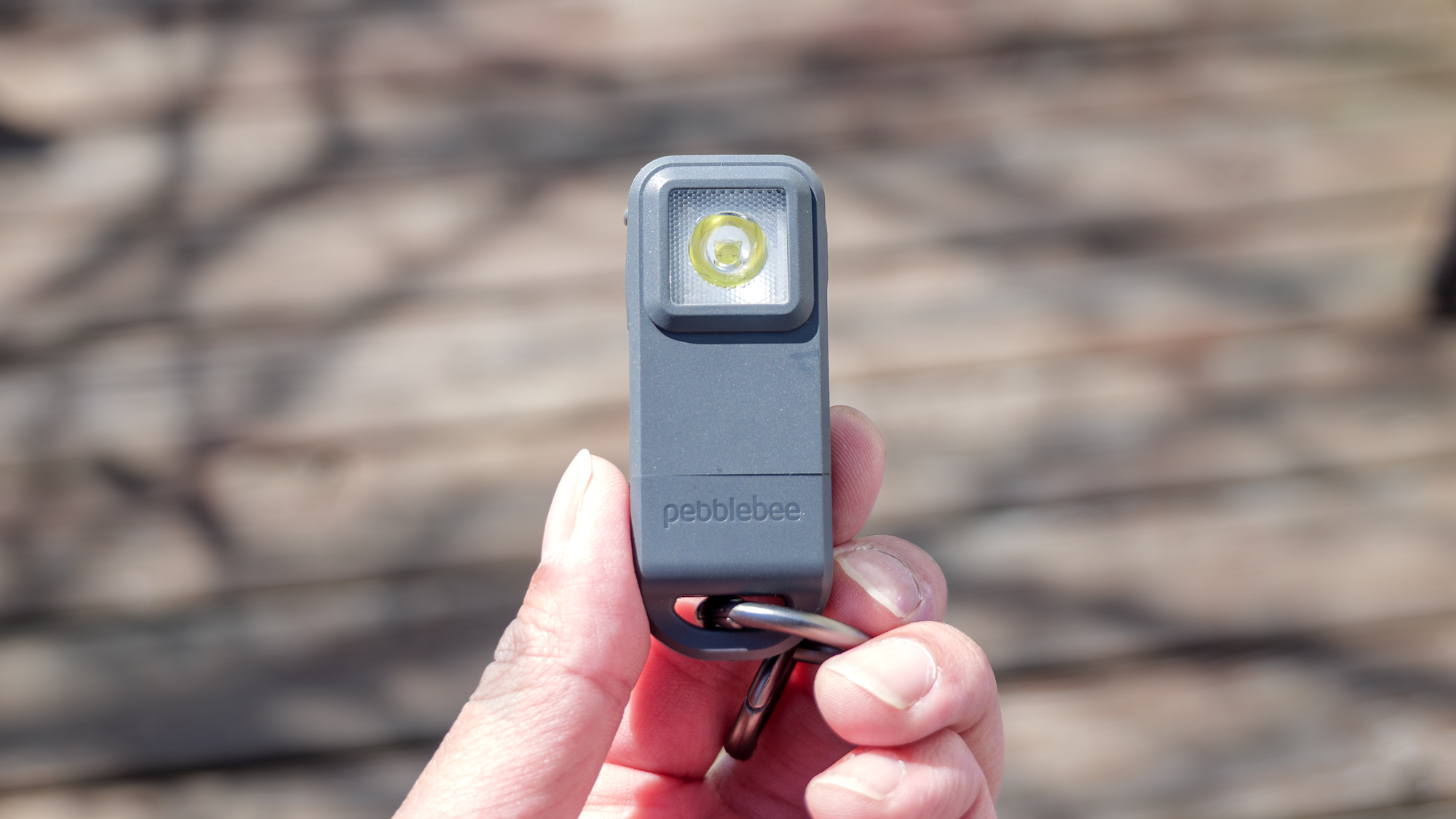 Pebblebee Halo החזיקה ביד.