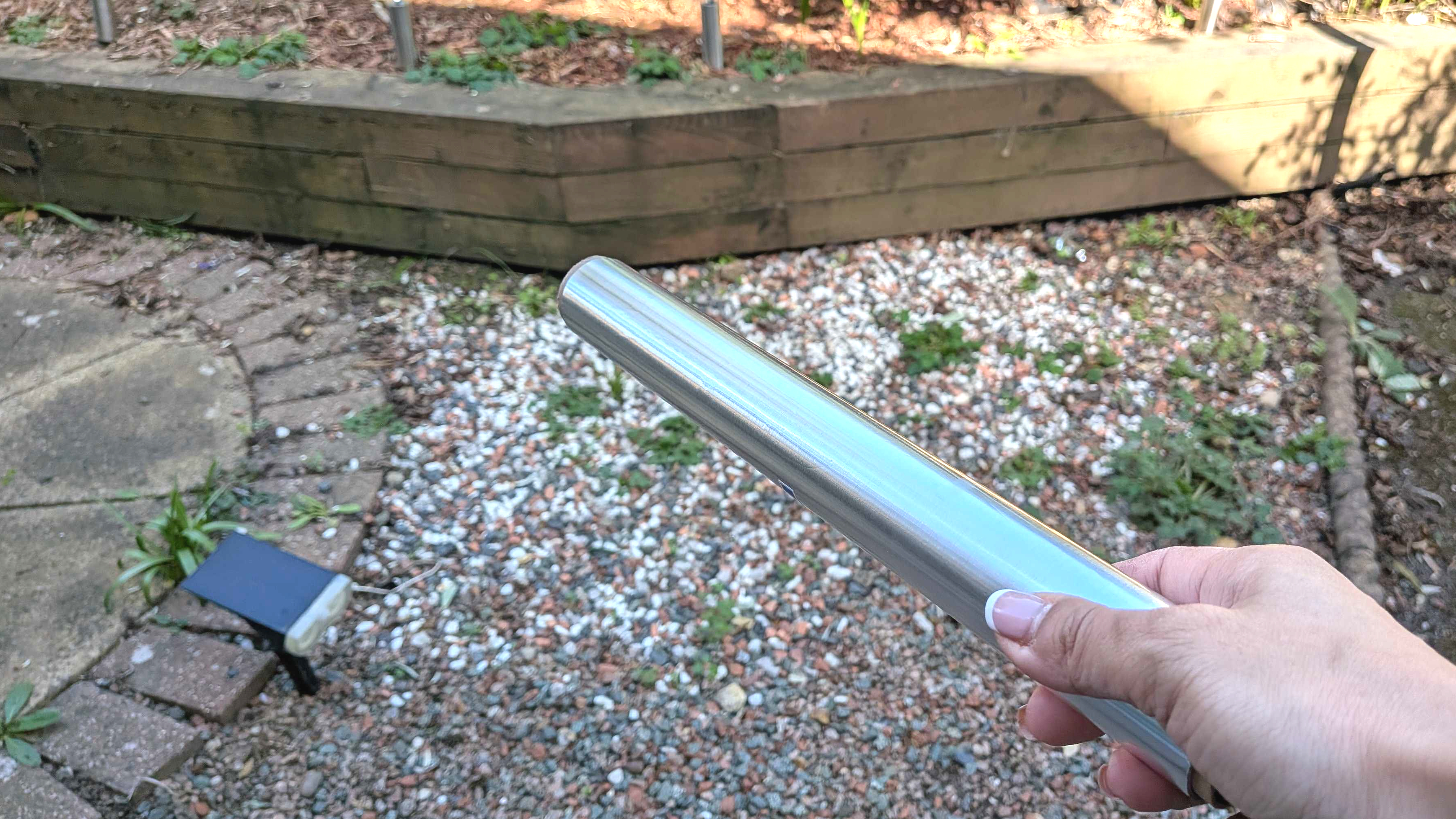 נייר כסף בחצר