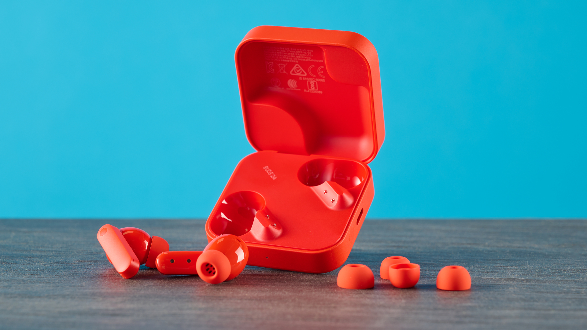 ניצני cmf 2a בצבע הכתום שצולמו מול רקע כחול