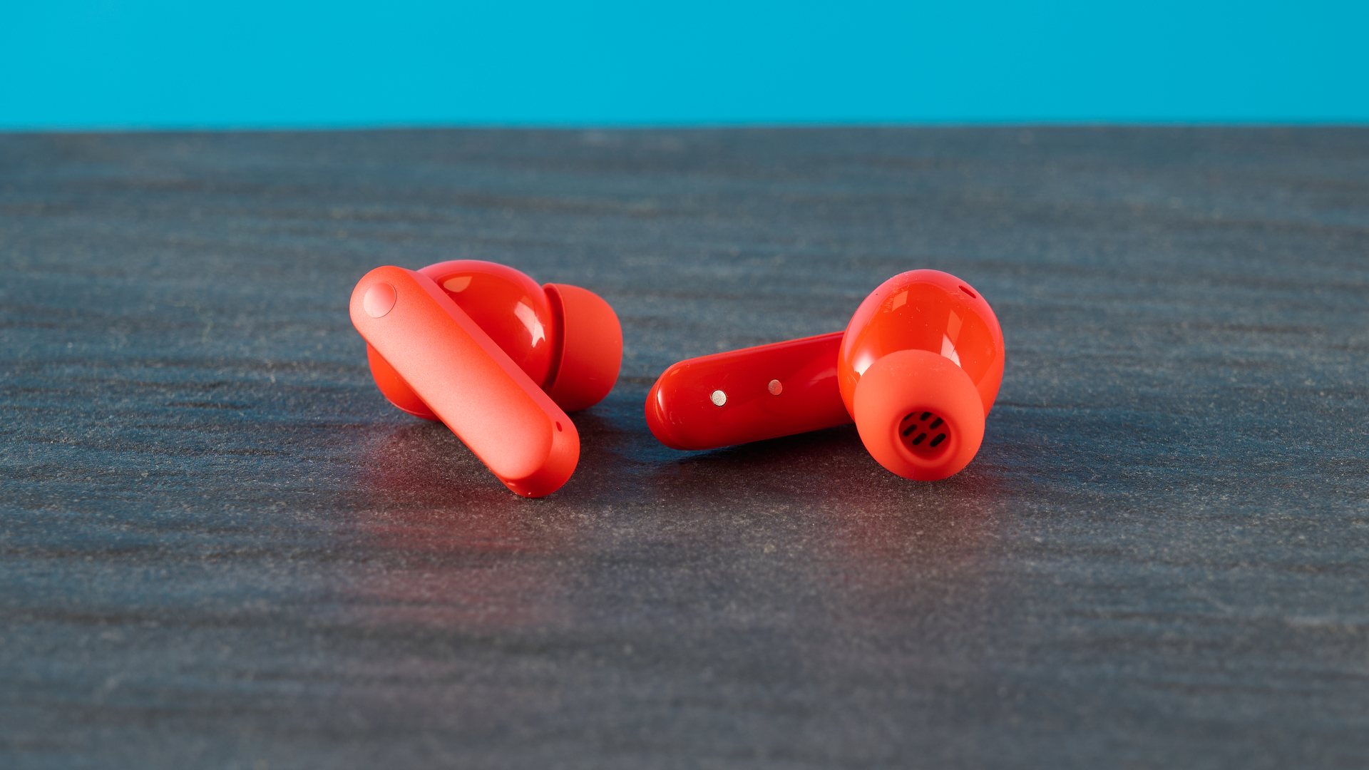 ניצני cmf 2a בצבע הכתום שצולמו מול רקע כחול