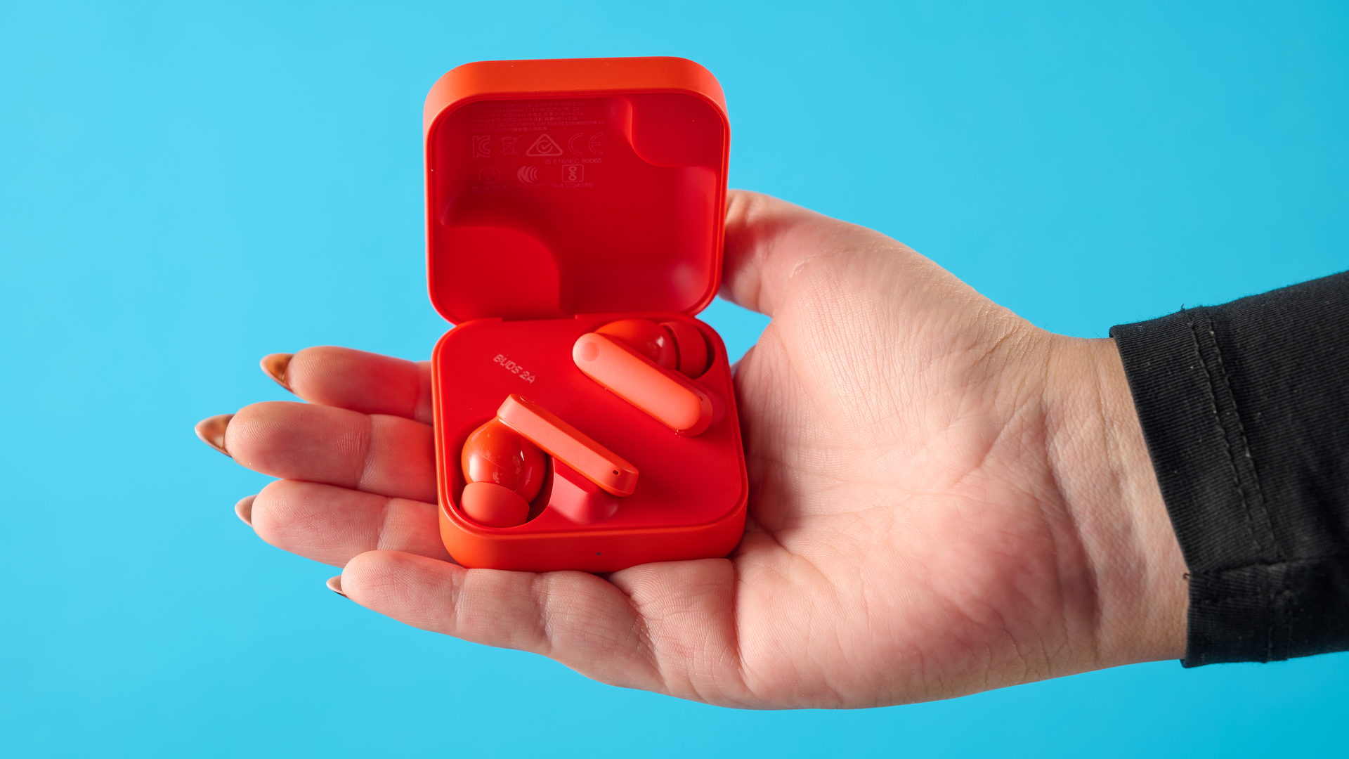 ניצני cmf 2a בצבע הכתום שצולמו מול רקע כחול