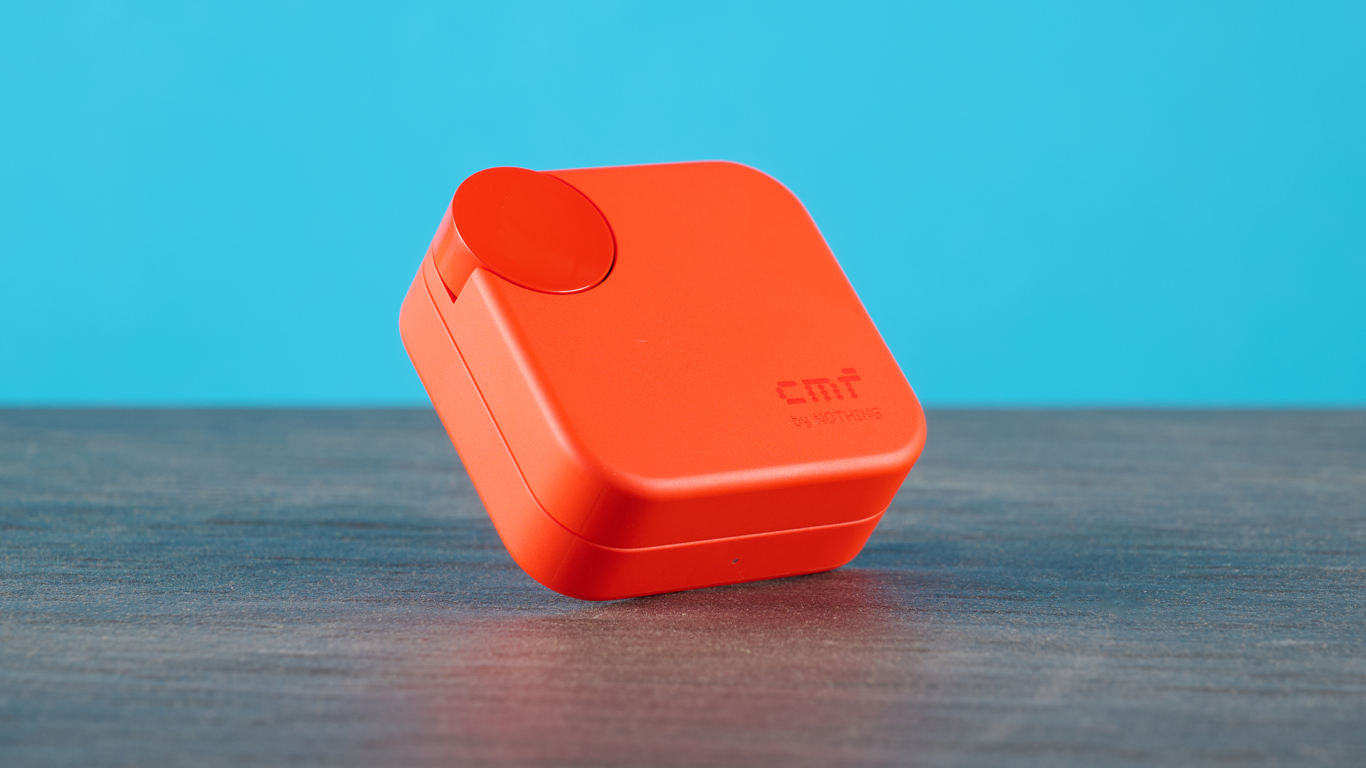 ניצני cmf 2a בצבע הכתום שצולמו מול רקע כחול