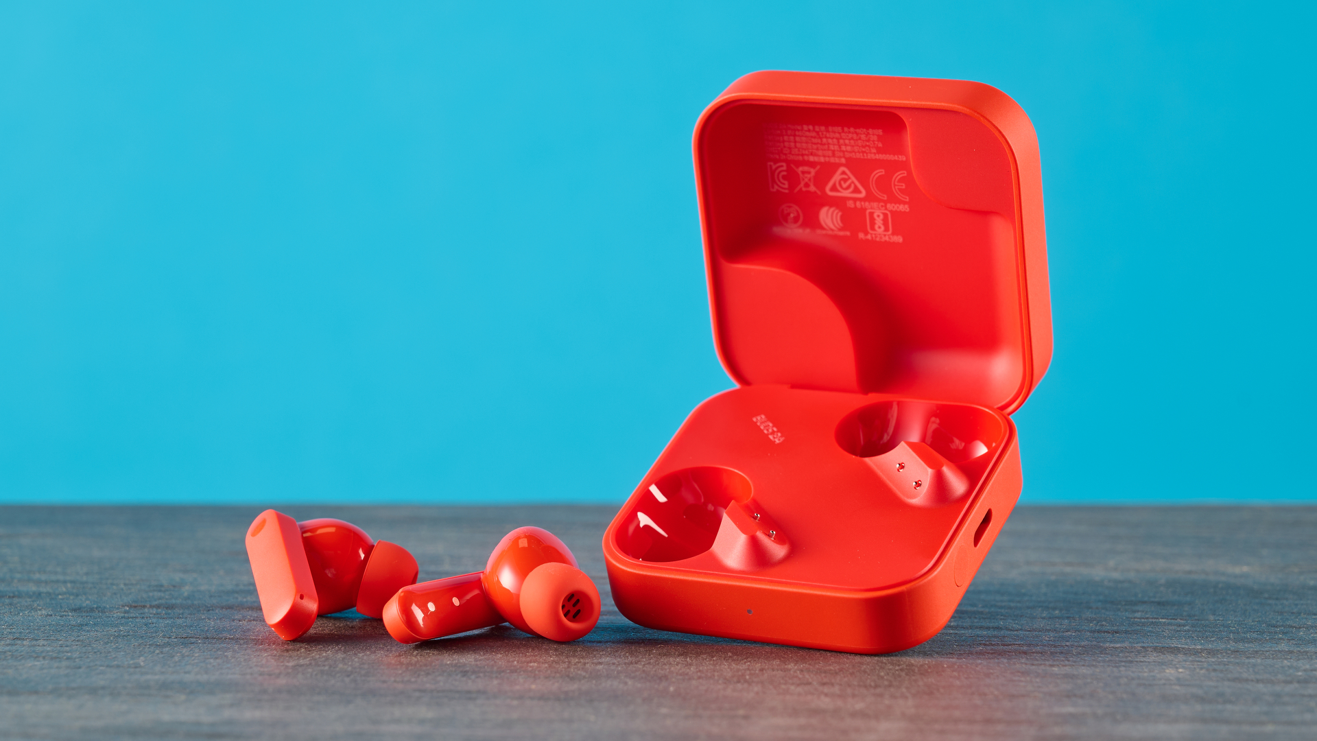 ניצני cmf 2a בצבע הכתום שצולמו מול רקע כחול