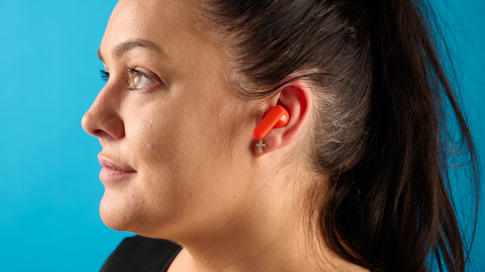 ניצני cmf 2a בצבע הכתום שצולמו מול רקע כחול