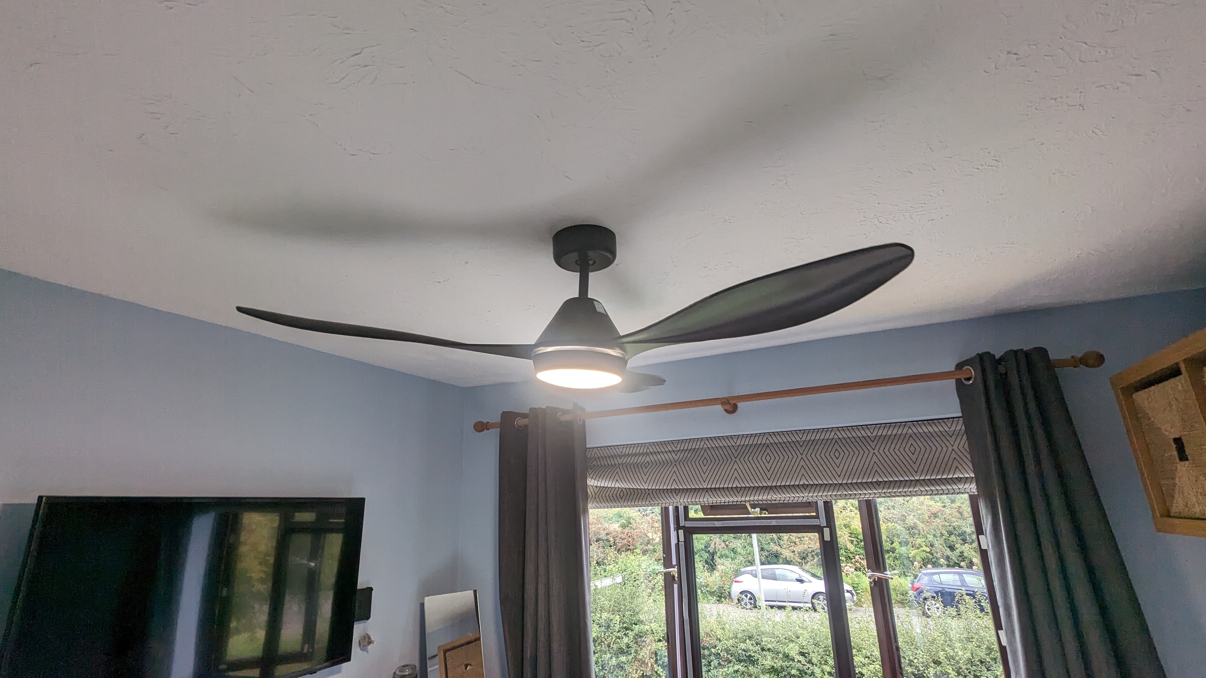 מאוורר תקרה שחור יון חדר בעל קירות כחולים