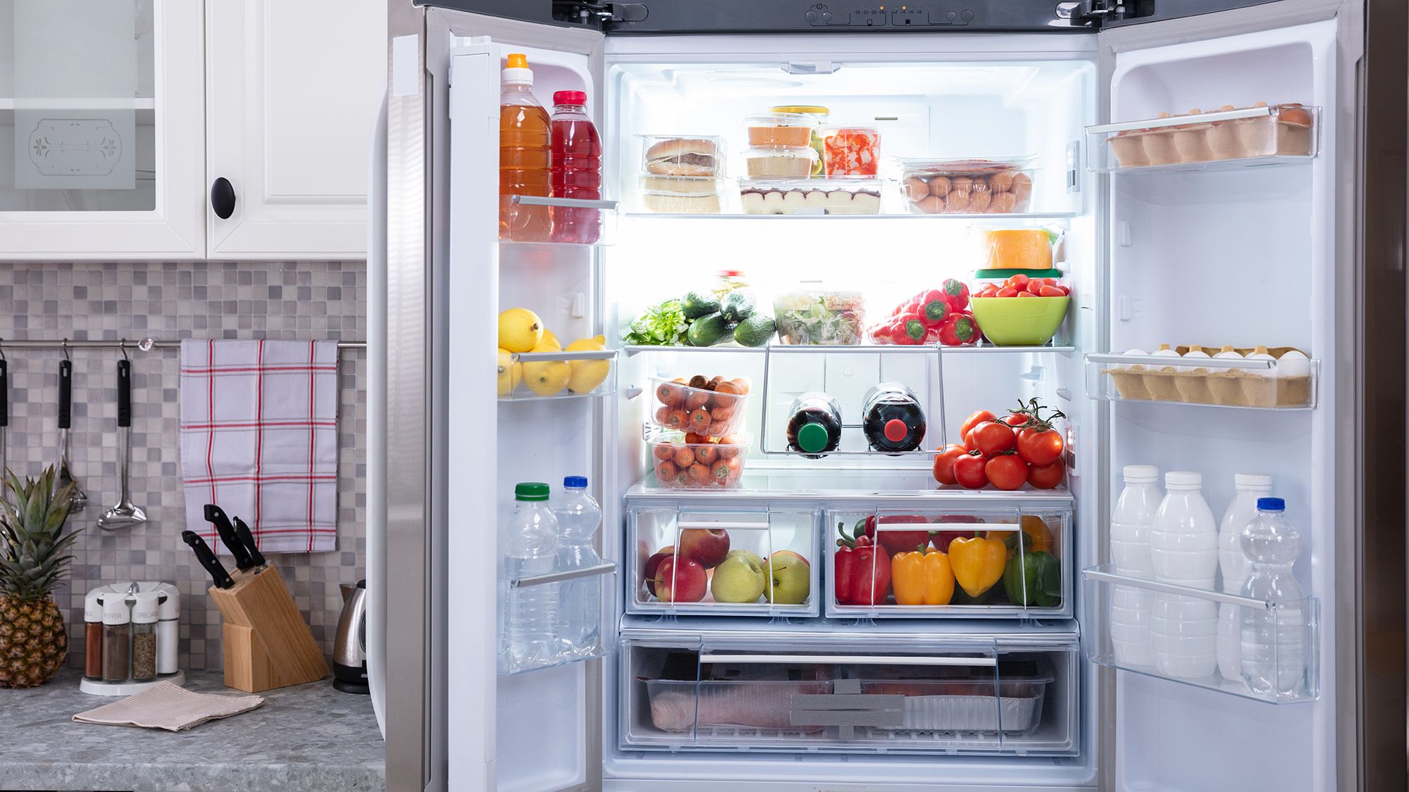 אל תזרוק את שקיות התה המשומשות שלך - הטריק הזה עוזר להעלים ריחות מקררים טובים כמו סודה לשתייה