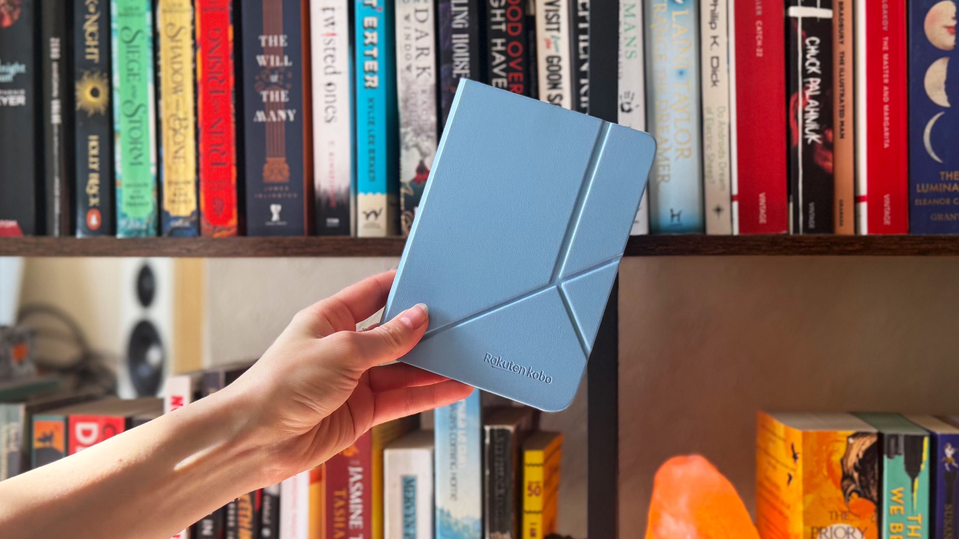 צבע הקובו קלרה שצולם מול מדף ספרים