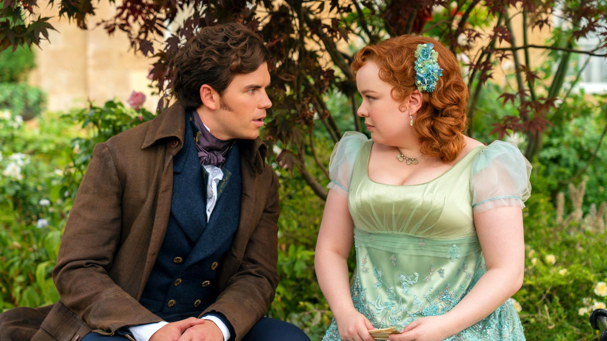 (מ-ל-ר) לוק ניוטון בתור קולין ברידג'רטון, ניקולה קוקלן בתור פנלופה פטרינגטון בפרק 301 של ברידג'רטון