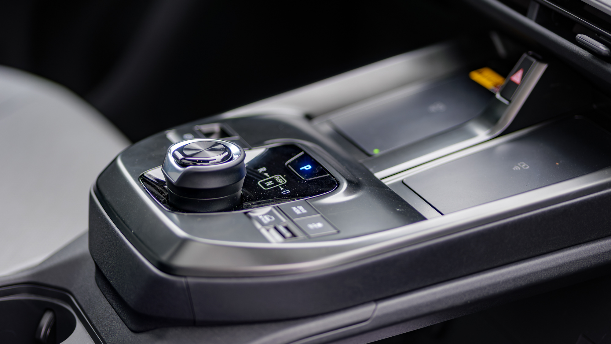 2026 סובארו Uncharted shifter ורפידות טעינה אלחוטיות.