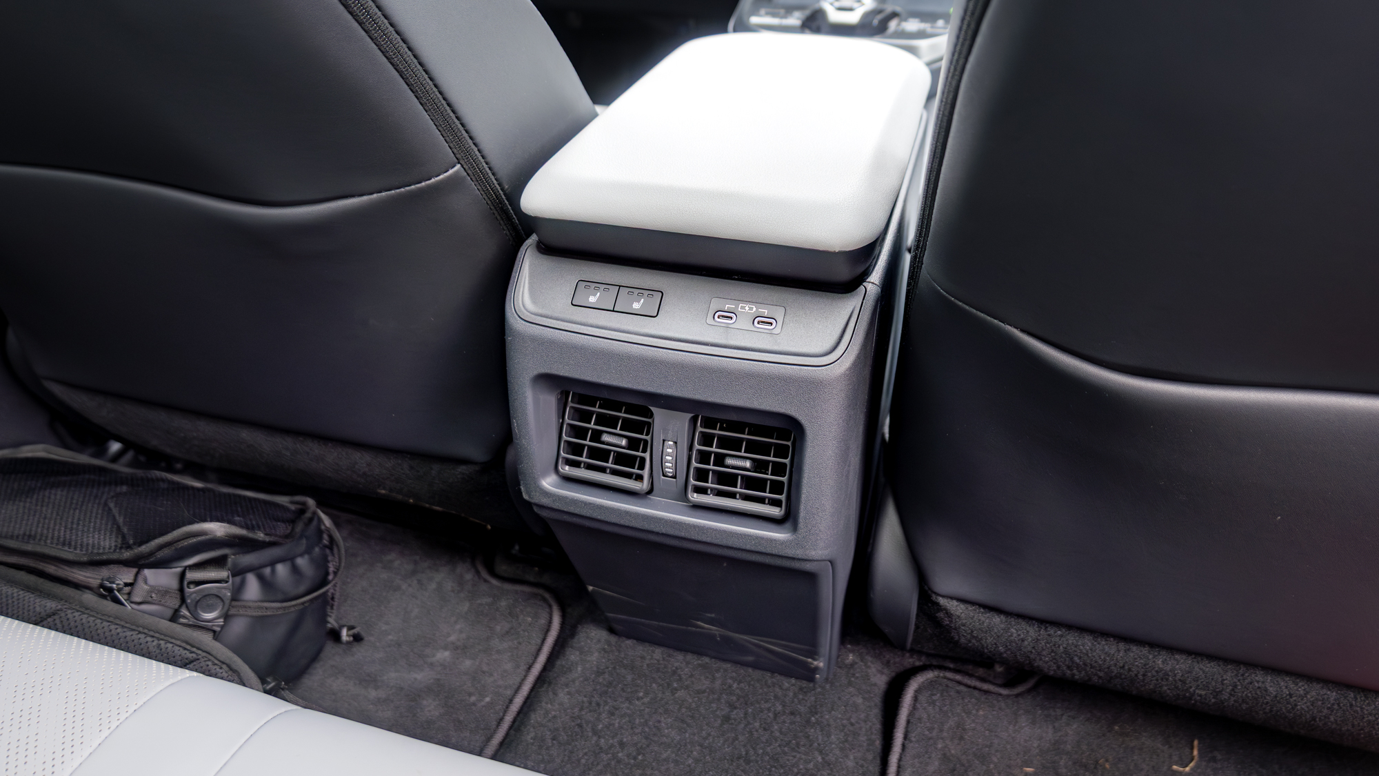 2026 סובארו Uncharted מרווח לרגליים מאחור.