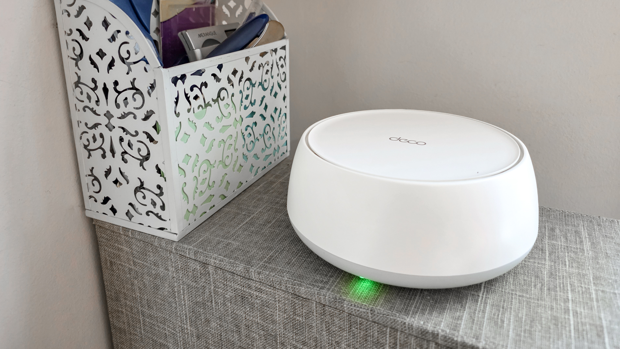 נתב רשת TP-Link Deco BE23 על מדף