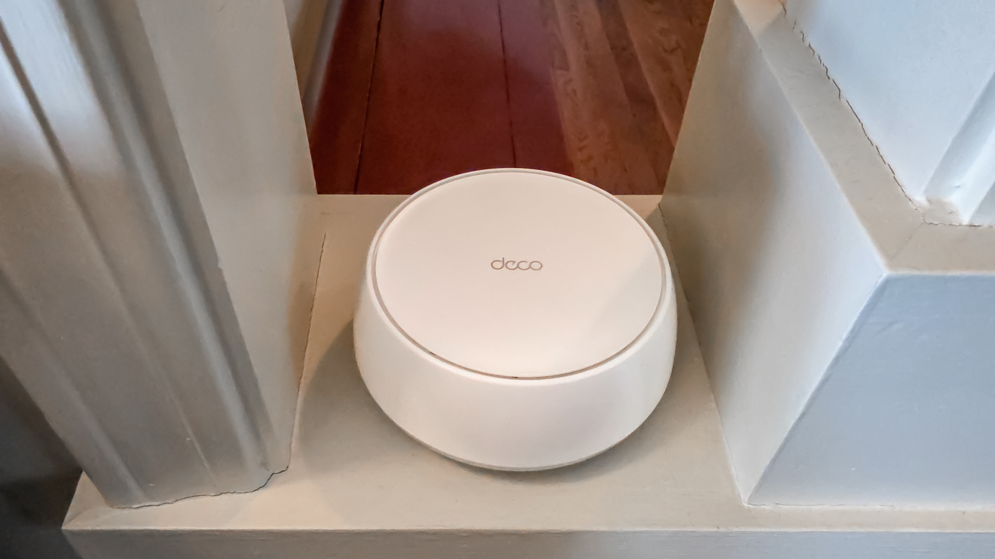 נתב רשת TP-Link Deco BE23 על מדף