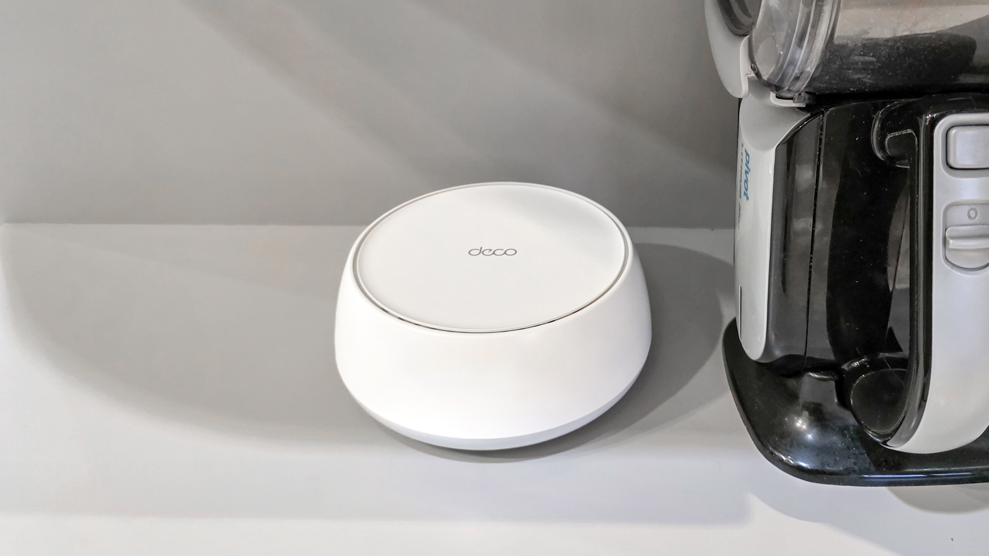 נתב רשת TP-Link Deco BE23 על מדף