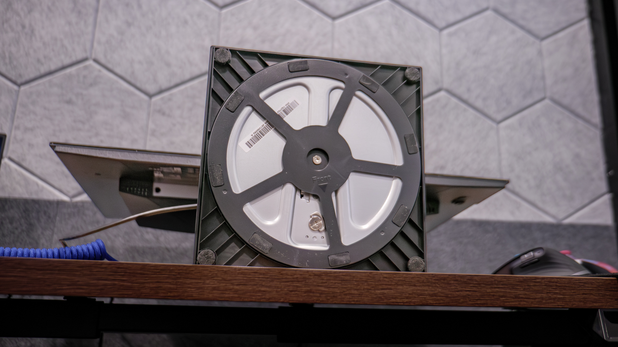 המעמד העגול של ה-Alienware AW2726DM.